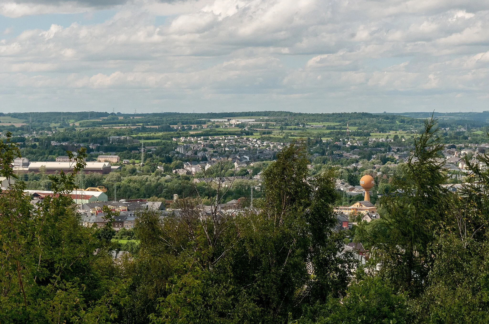 Photo showing: Eng Vue vum Mirador de Lamadelaine op Rodange a Péiteng.