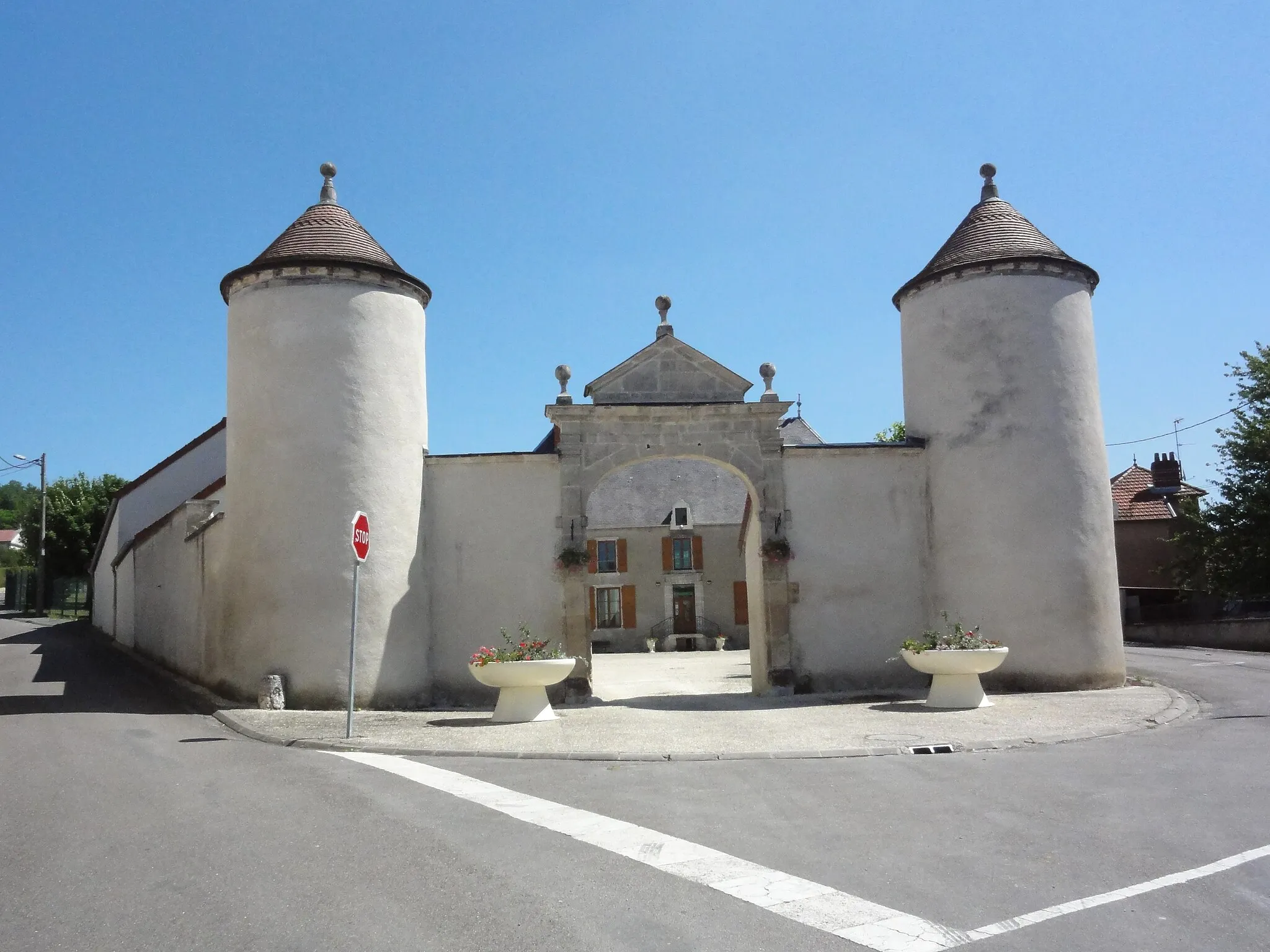Photo showing: Doulaincourt, château de Montrol, tours d'entrée