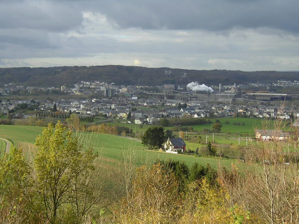 Photo showing: Uewerkuer. 
Allgemenges zum Bild: Dëst Bild weist déi Déifferdenger Uertschaft Uewerkuer (Am Detail: d'Quartiere Woiwer a Fussbann) an den Zentrum vu Déifferdeng-Stad. Z'erkennen ass am Hannergrond d'Stolwierk vun der ARBED.