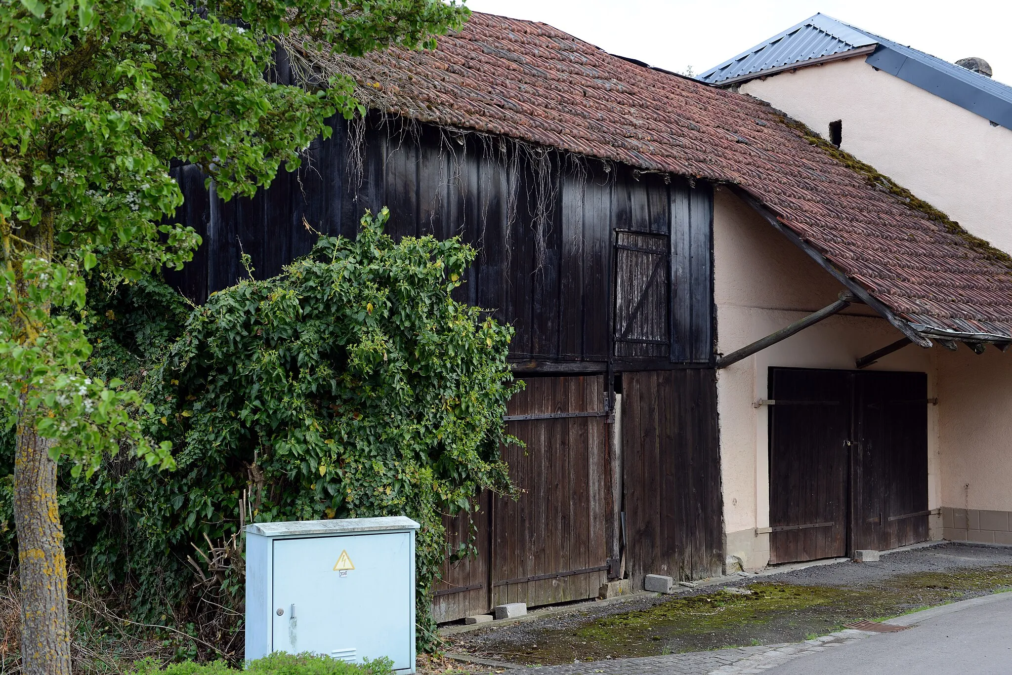 Photo showing: An der Rue Raoul-Follereau zu Bireng.