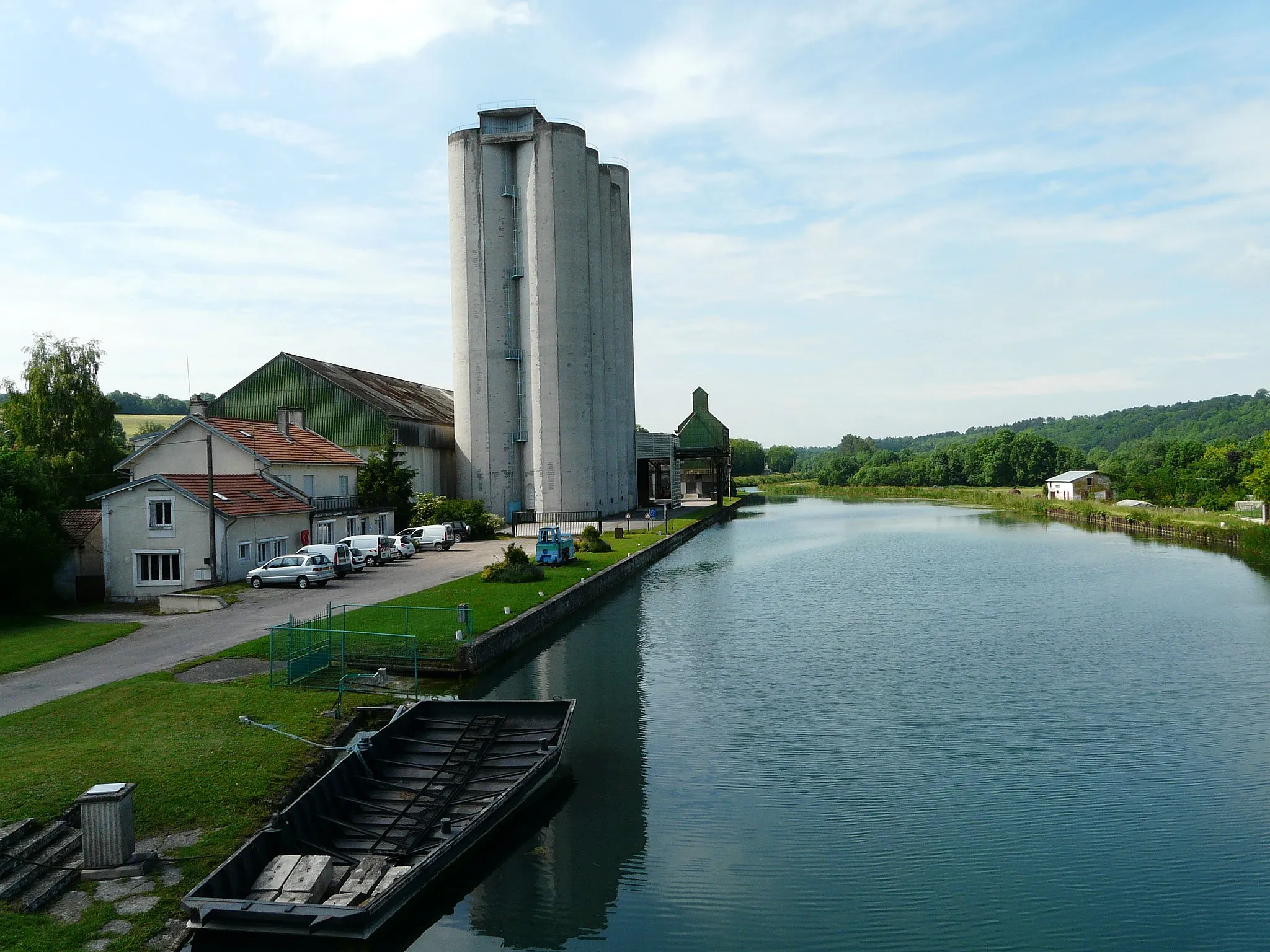 Photo showing: Canal de la Marne au Rhin et silo de la Coopérative Agricole Lorraine à Void-Vacon (Meuse, France)