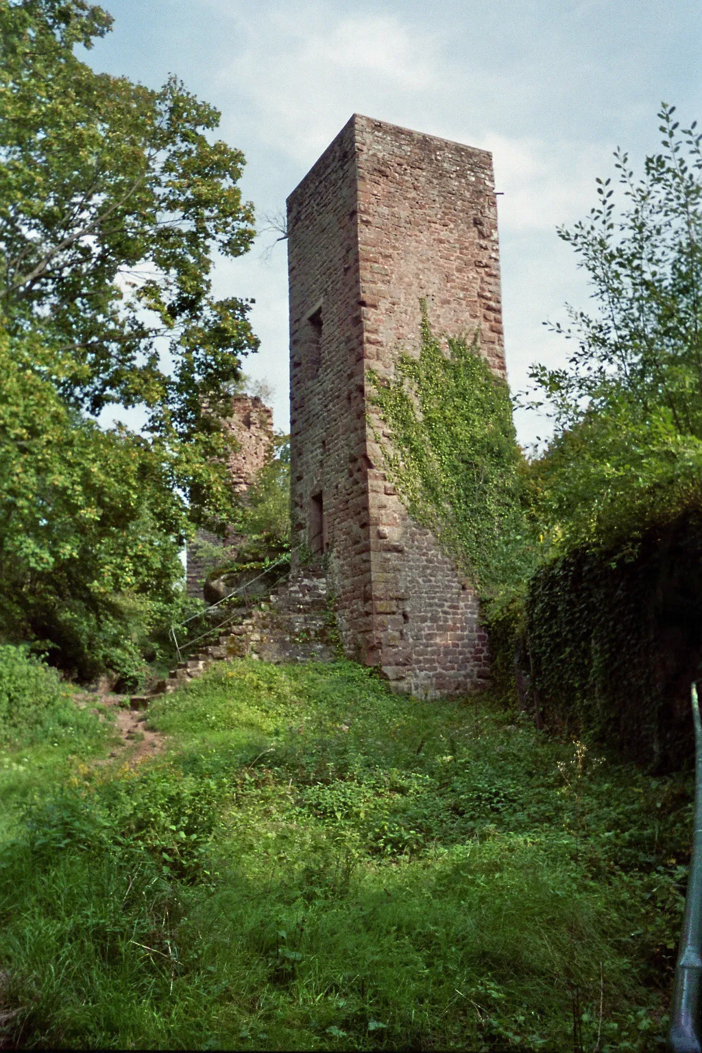 Photo showing: Château fort du Griffon ou de Greifenstein, aux environs de Saverne, Bas-Rhin, France. Au premier plan : Grand-Greifenstein. Au second plan : Petit-Greifenstein.
