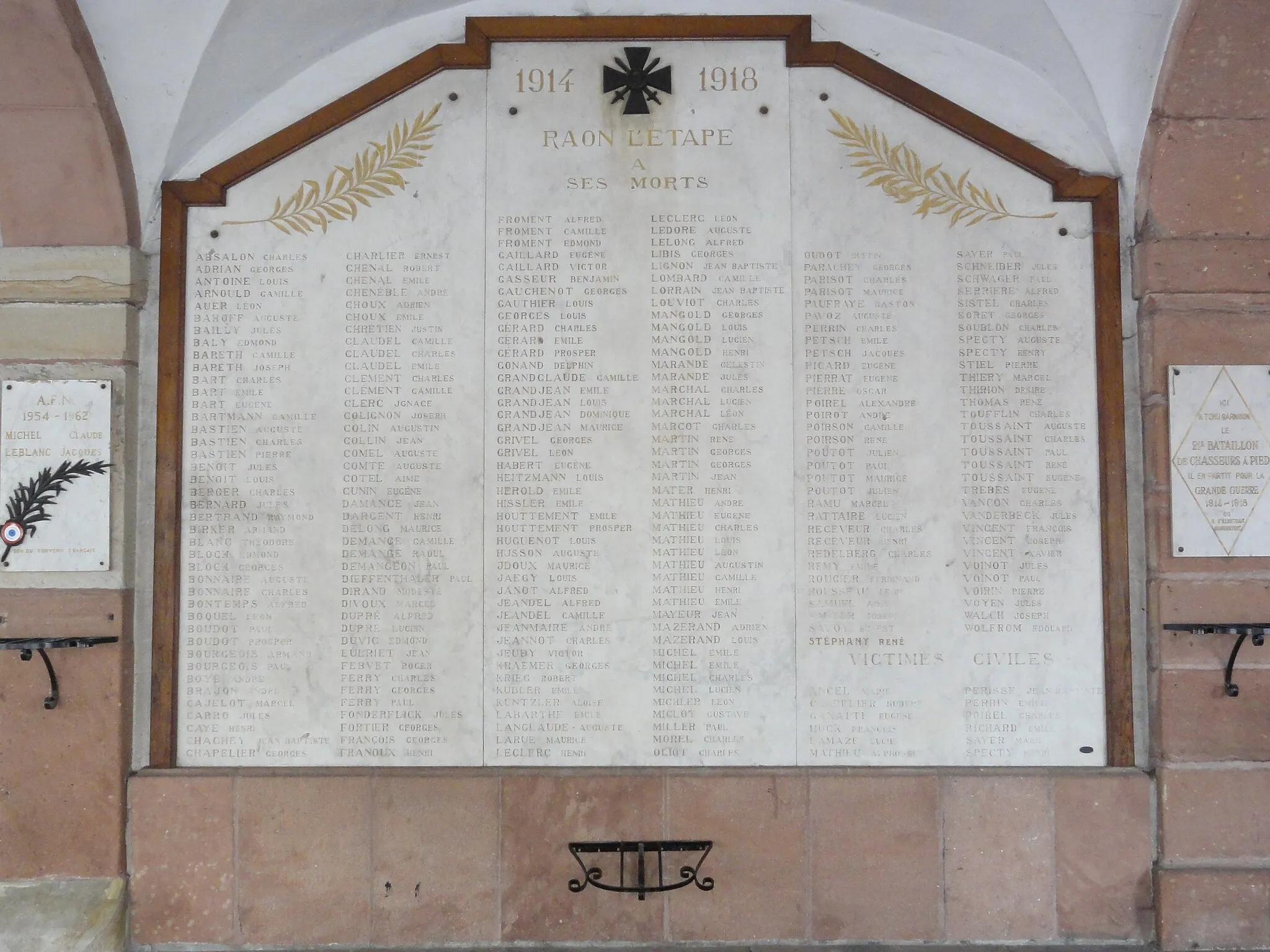 Photo showing: Raon-l'Étape (Vosges) Hôtel de ville, mémorial de guerre liste de noms 03.