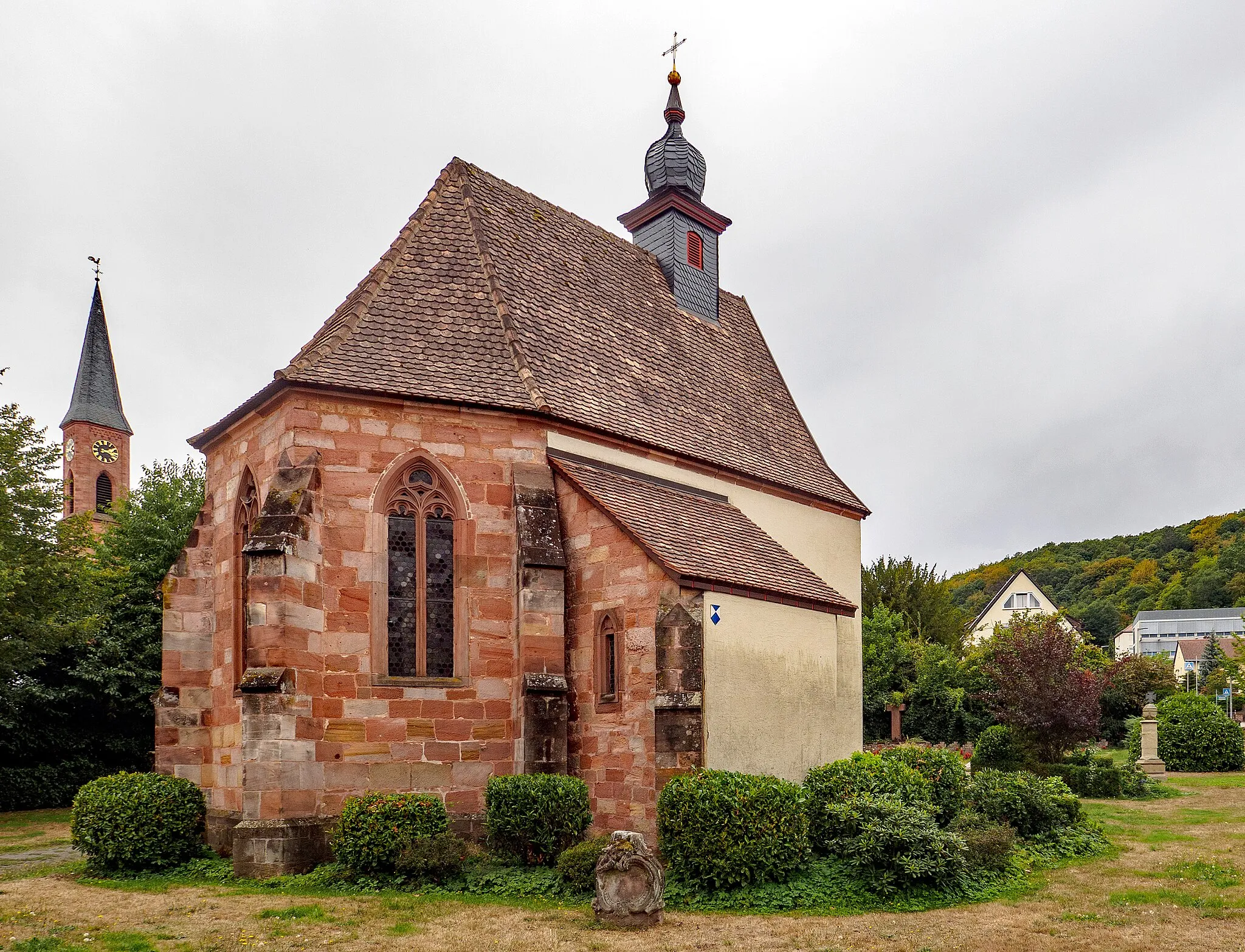 Photo showing: View of the Old Chapel from the northeast. The tower of the Protestant Town Church can be seen in the background on the left.