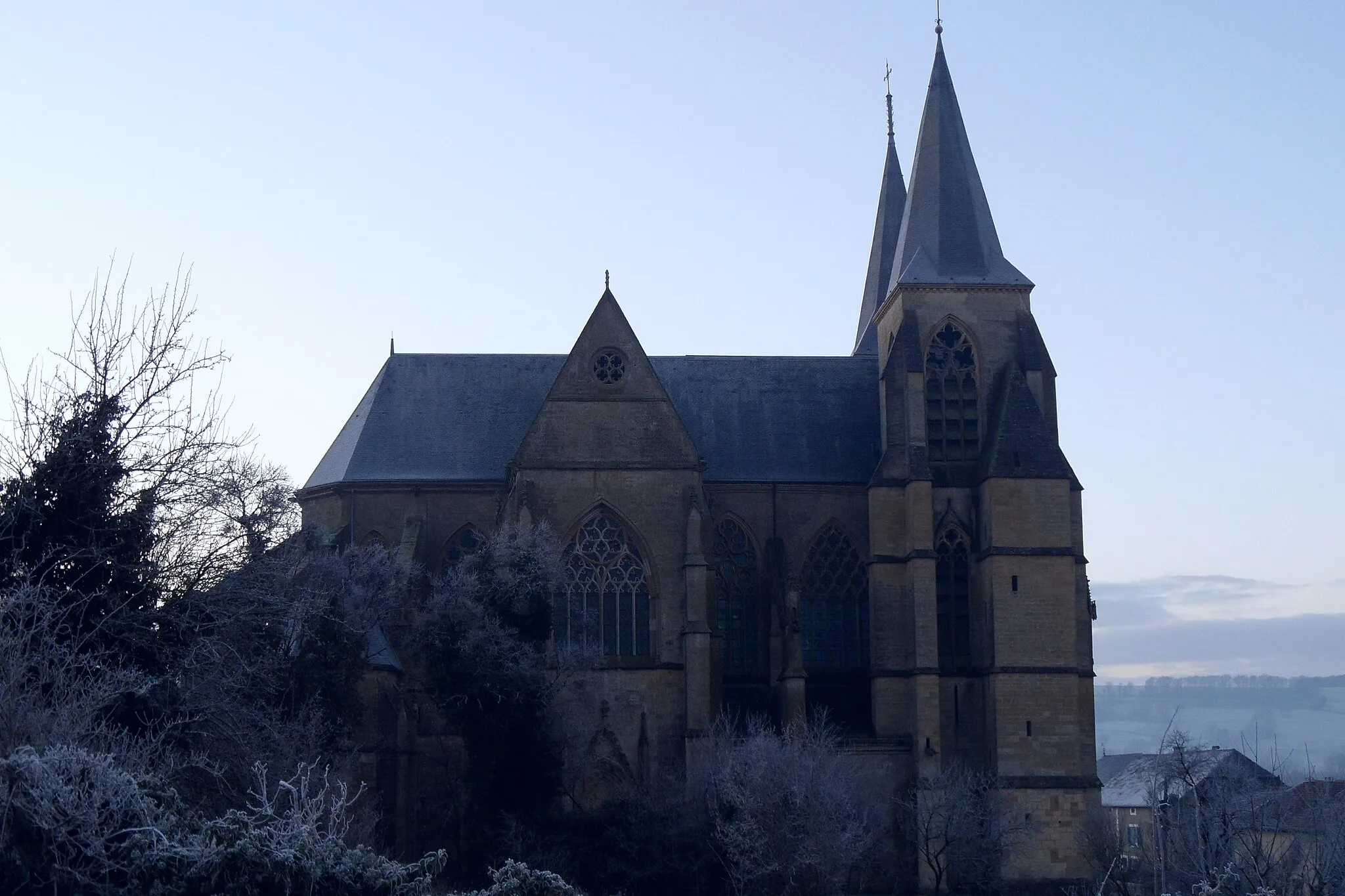 Photo showing: Notre-Dame d’Avioth basilica, northern side, at dawn (France, Meuse Department).