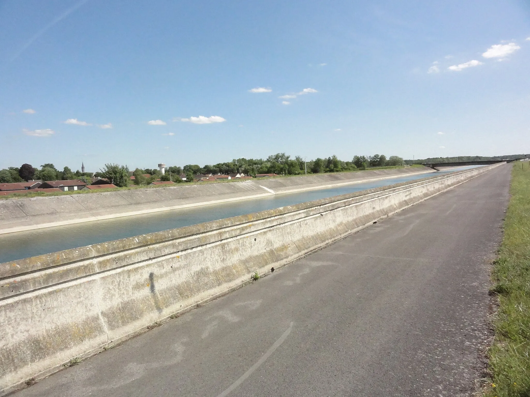 Photo showing: Éclaron, piste cyclable et canal d'amenée