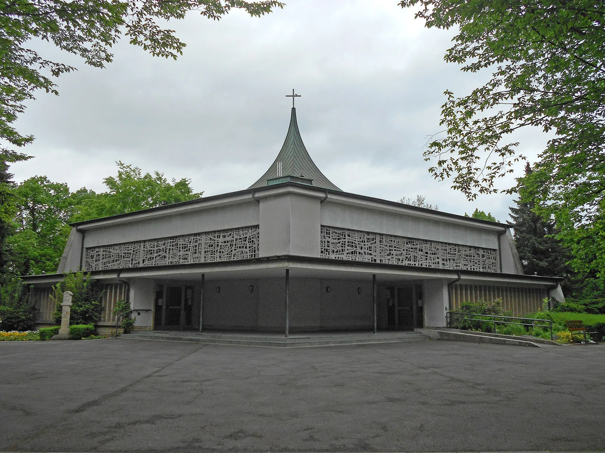 Photo showing: The Roman Catholic Church in Cessange, in the city of Luxembourg.