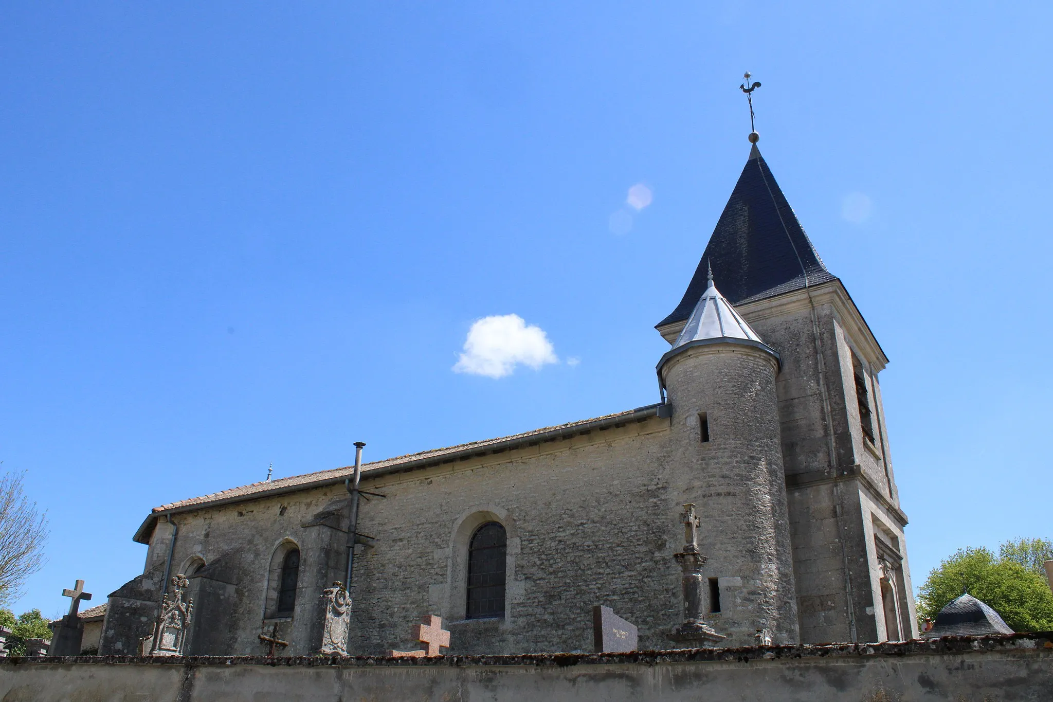 Photo showing: Vue latérale de l'église.