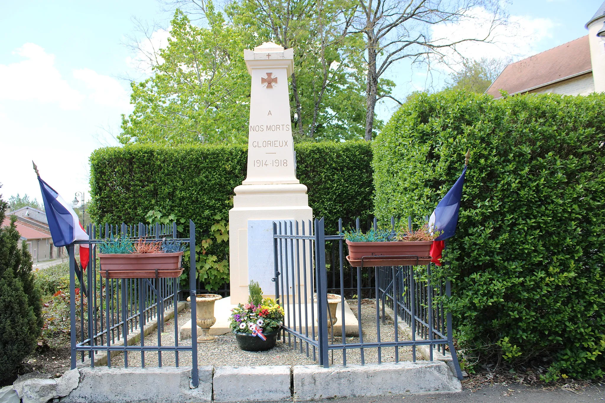 Photo showing: Le monument aux morts.