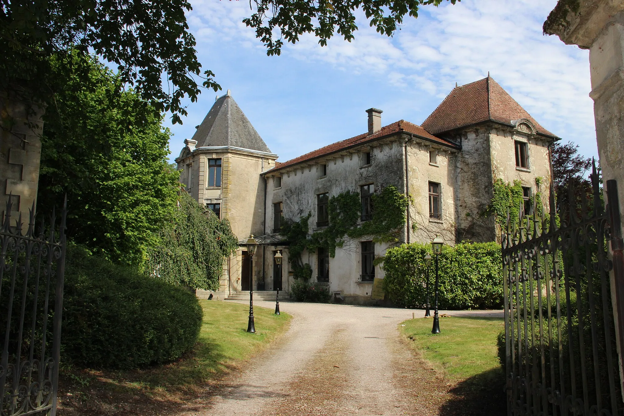 Photo showing: Le château Varinot