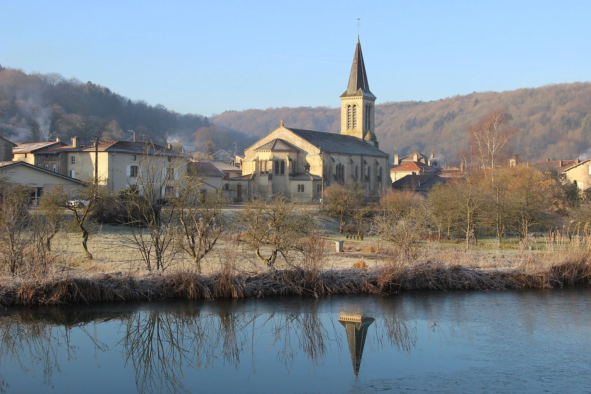 Photo showing: Aperçu du village depuis le canal en hiver.