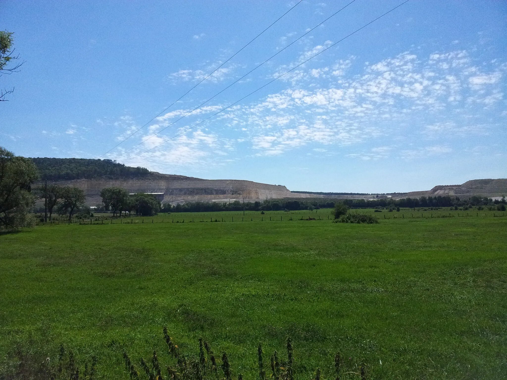 Photo showing: Vue d'ensemble de la carrière Solvay de Saint-Germain-sur-Meuse (à gauche le front de taille, à droite le terril) depuis la route d'Ourches-sur-Meuse.