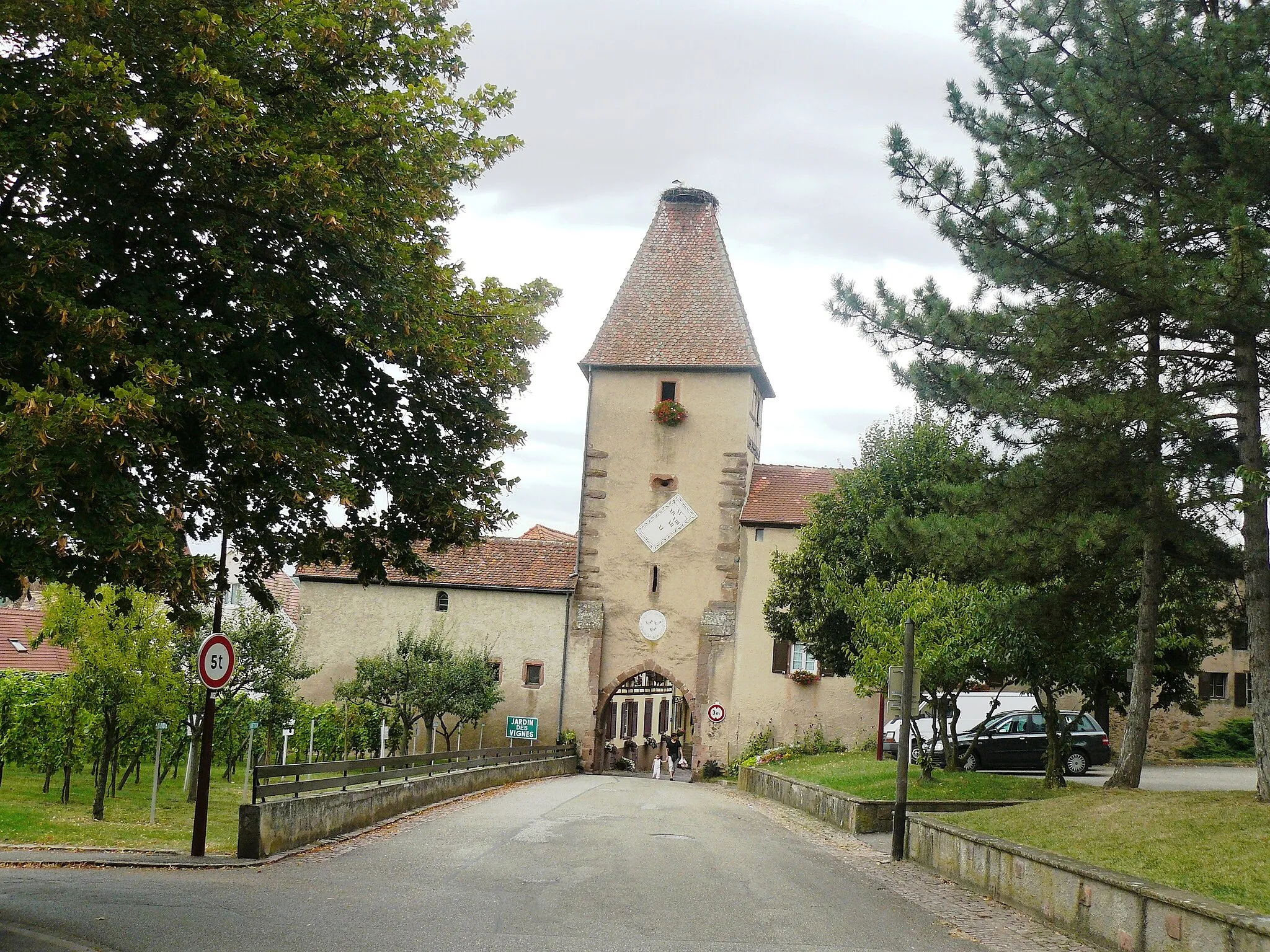 Photo showing: Porte haute ou tour des cigognes