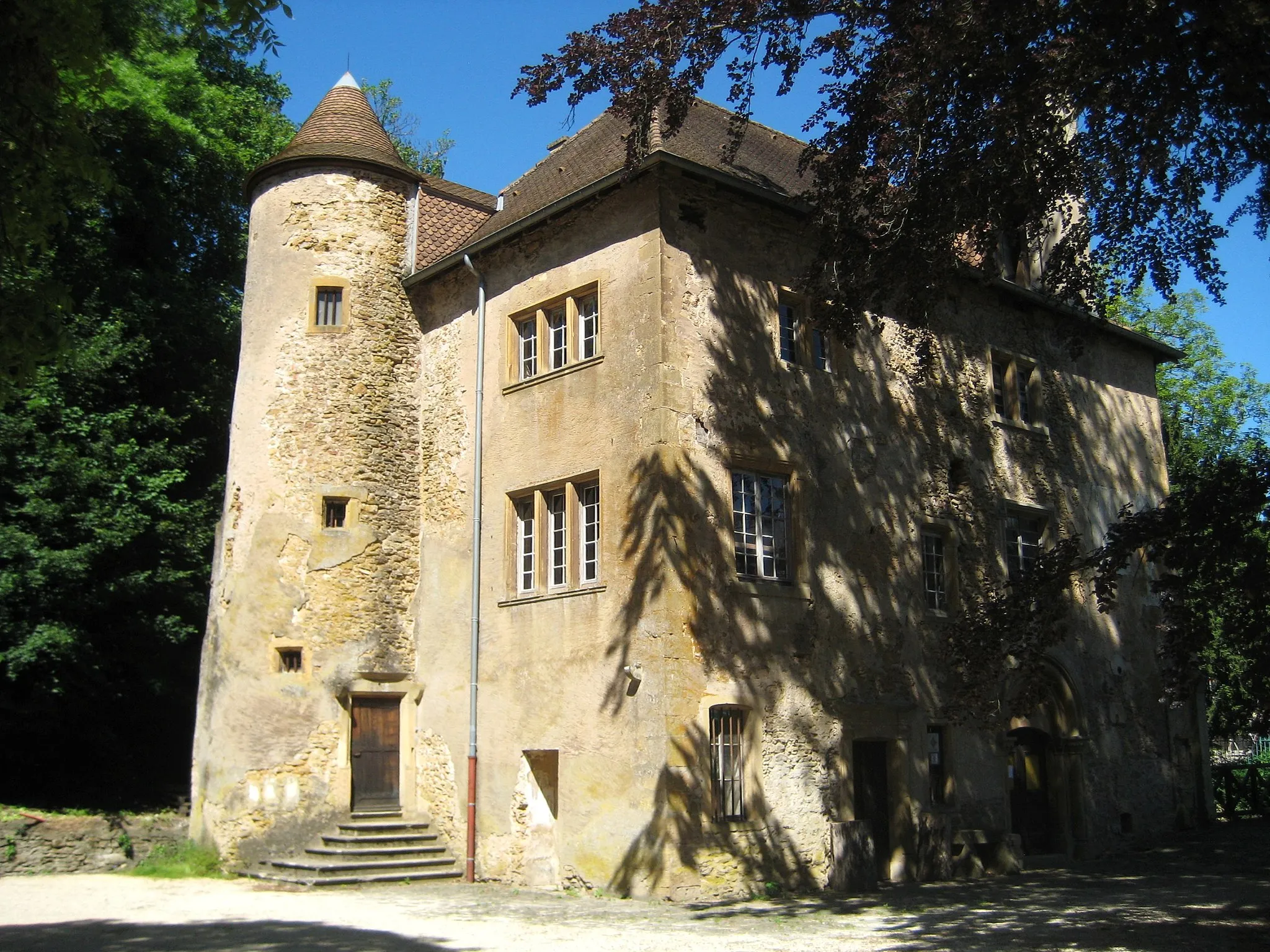 Photo showing: DescriptionChateau Volkrange.jpg

Château de Volkrange
Date

4 June 2009
Source

mon appareil photo
Author

Aimelaime