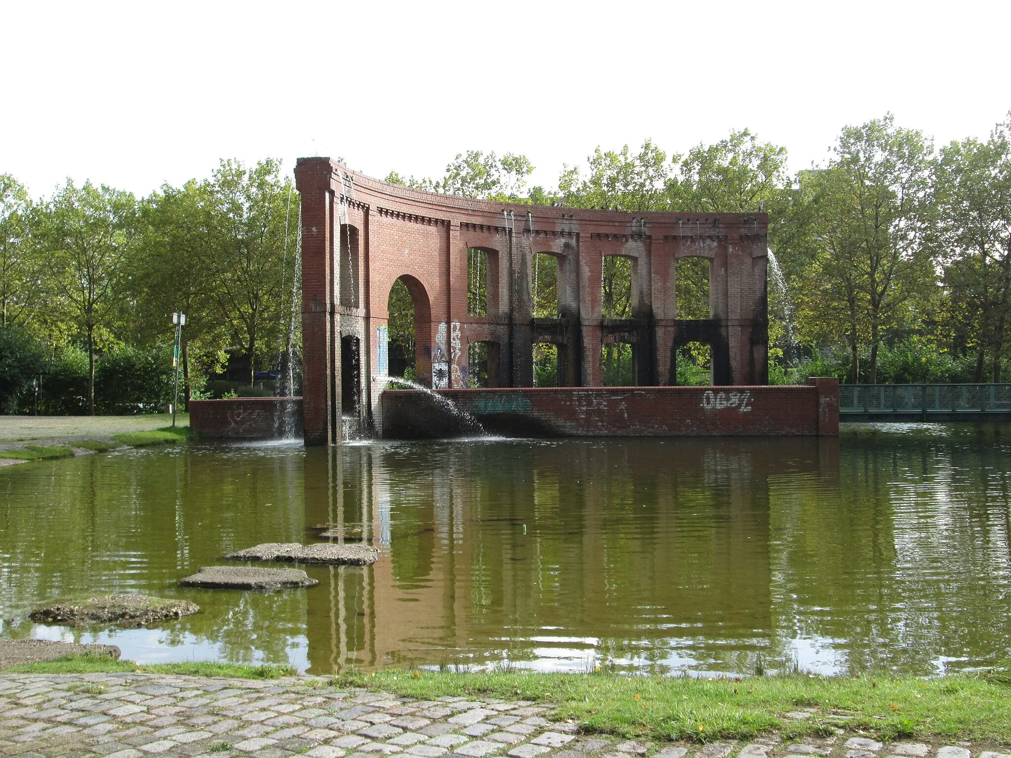 Photo showing: Wassertor im Bürgerpark Saarbrücken