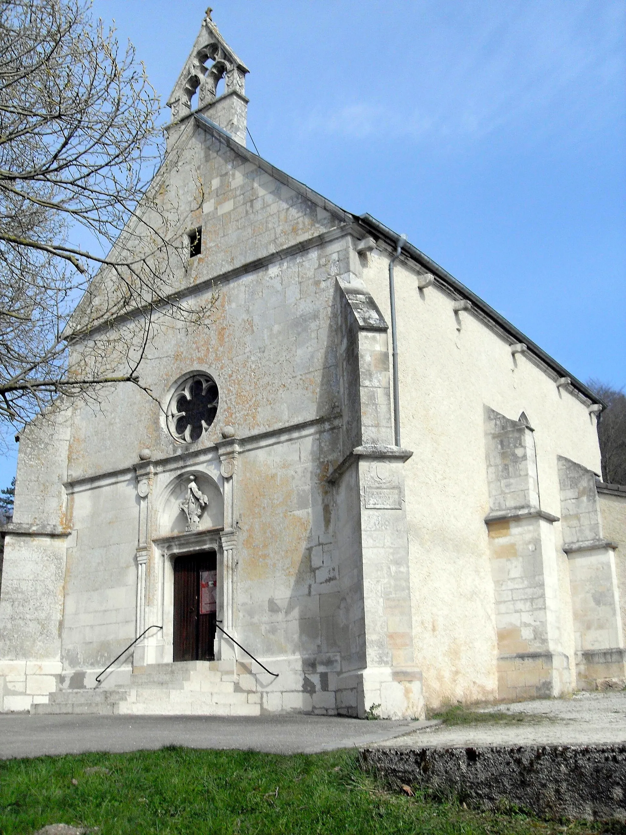 Photo showing: Environs de Vaucouleurs Meuse 55 : Chapelle de Massey du 13ème siècle reconstruite au 16ème siècle. Ce lieu de pélerinage a reçu la visite de Jeanne d'Arc en février 1429