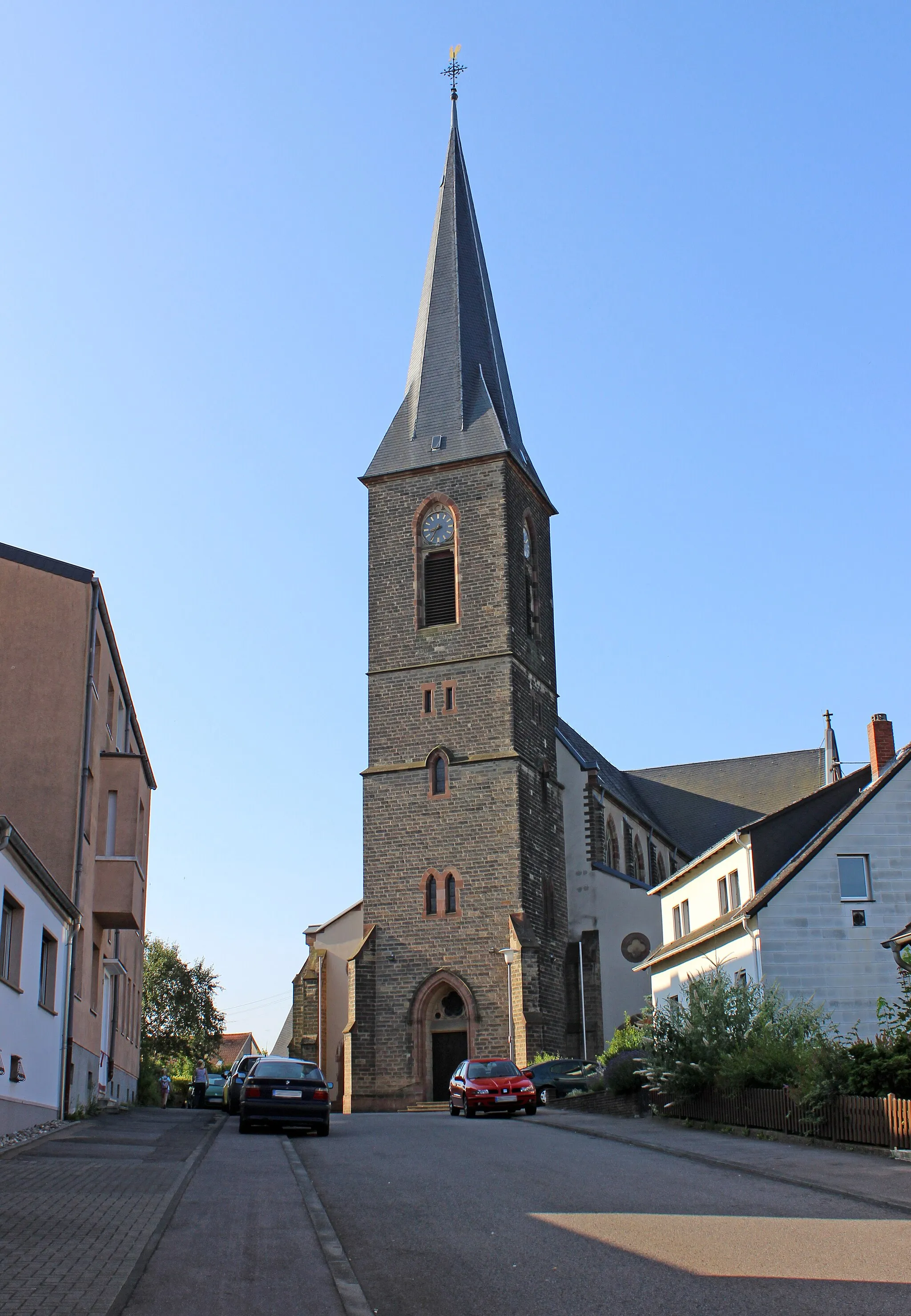 Photo showing: Die katholische Pfarrkirche St. Johannes Baptista in Altenkessel, einem Stadtteil der saarländischen Landeshauptstadt Saarbrücken