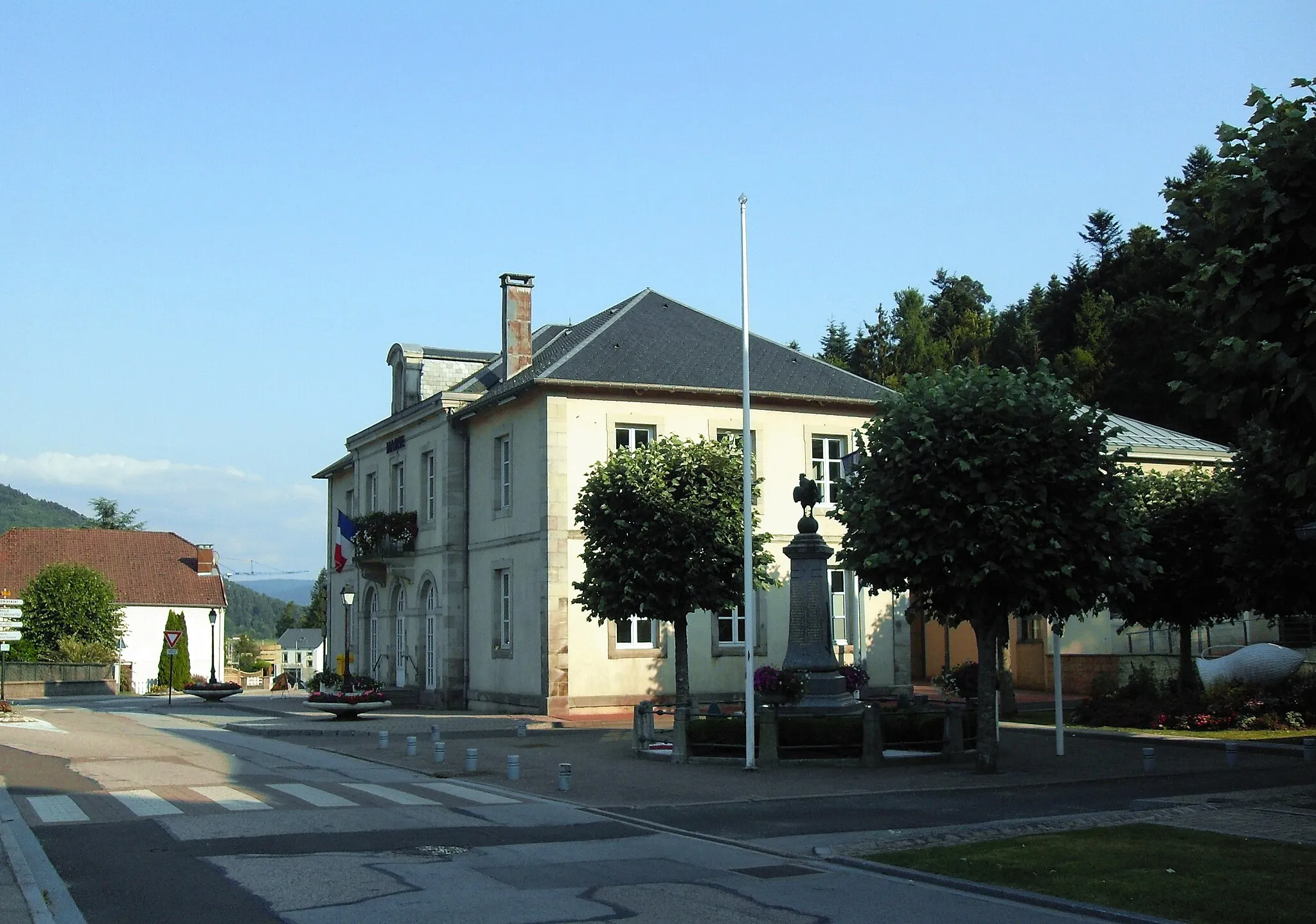 Photo showing: La mairie de Saint-Nabord