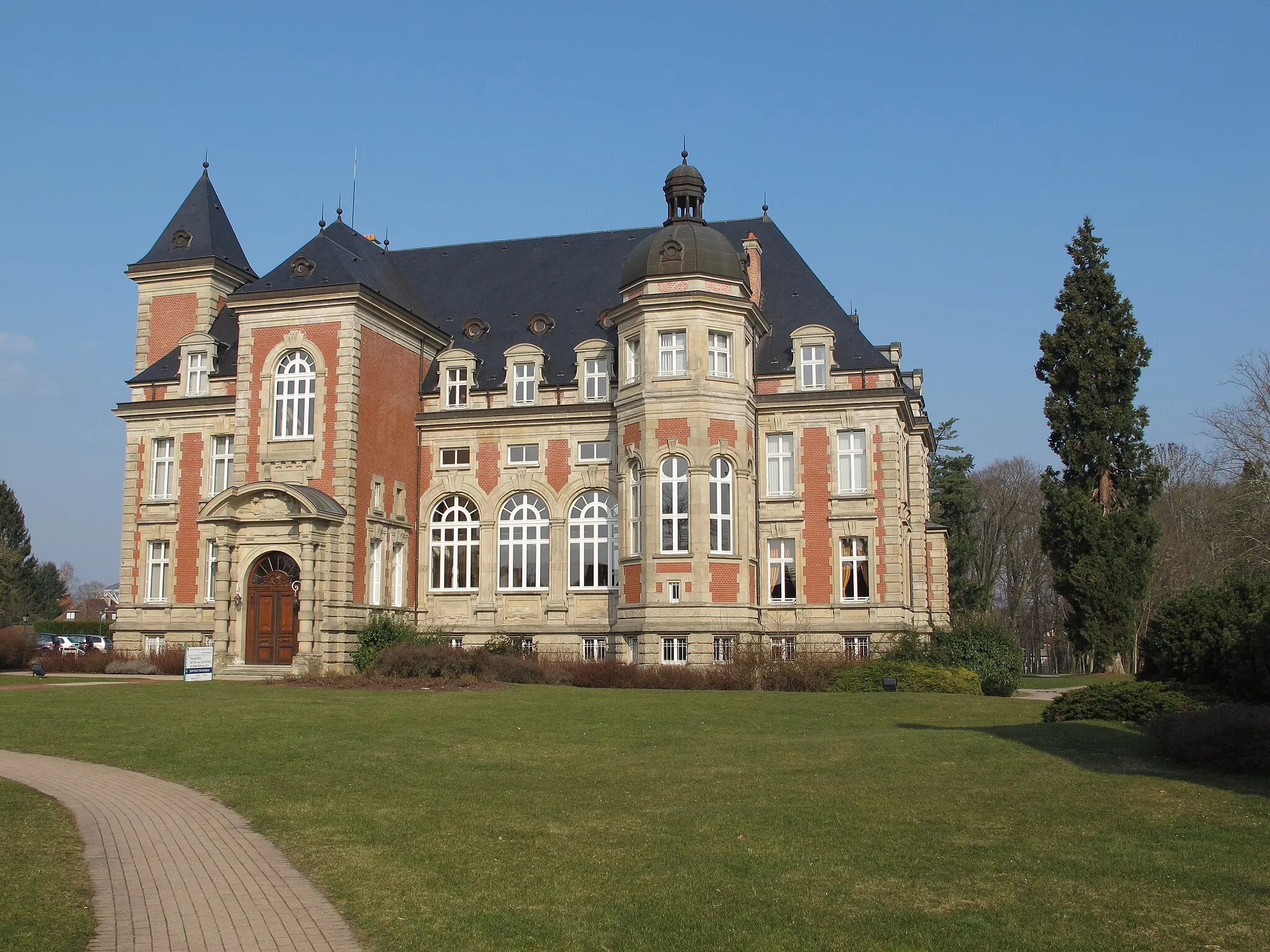 Photo showing: Sarreguemines Chateau Utzschneider