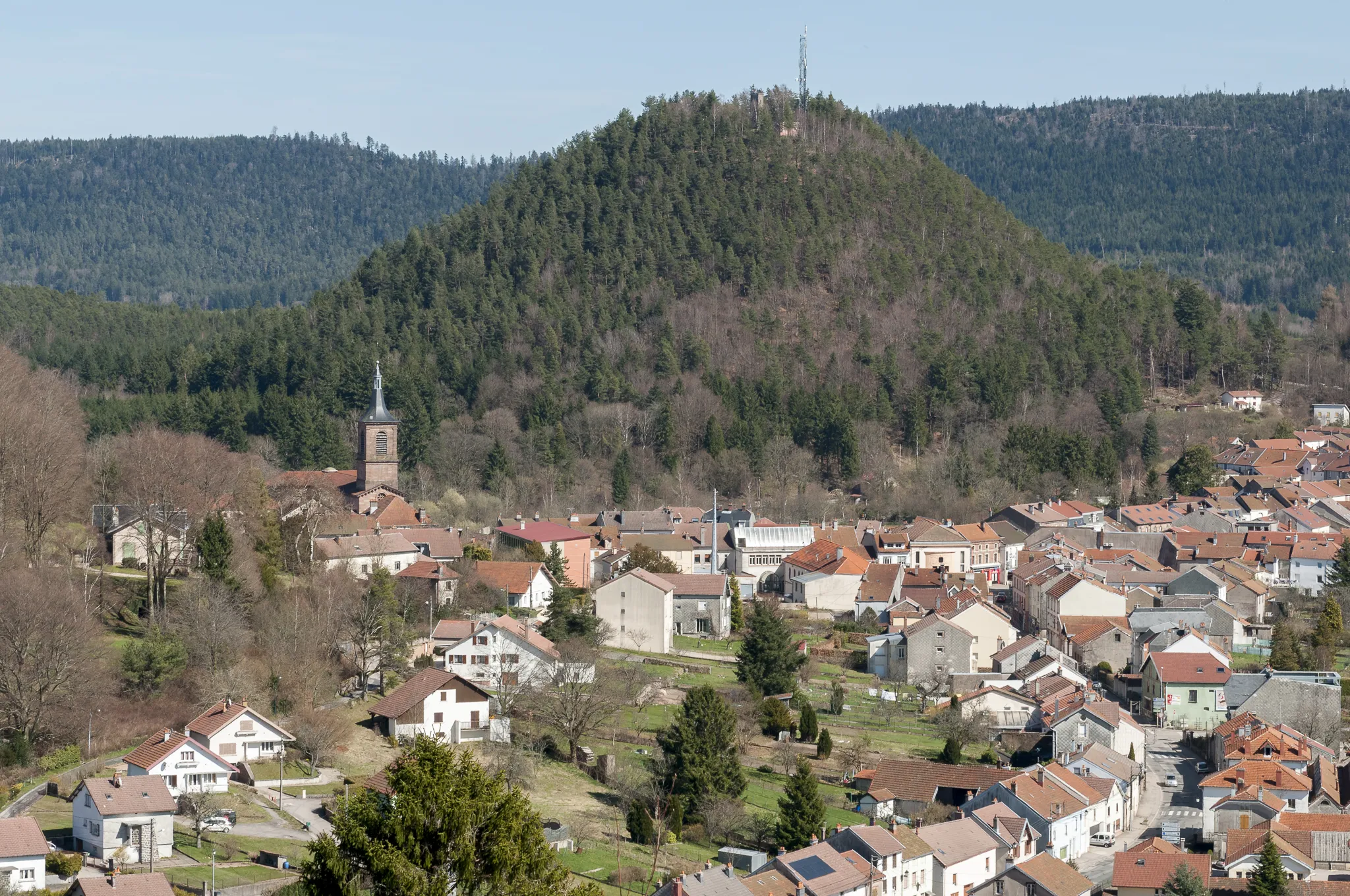 Photo showing: Bruyères dans les Vosges : vue sur le mont Avison depuis la Pointe de l'Helledraye.