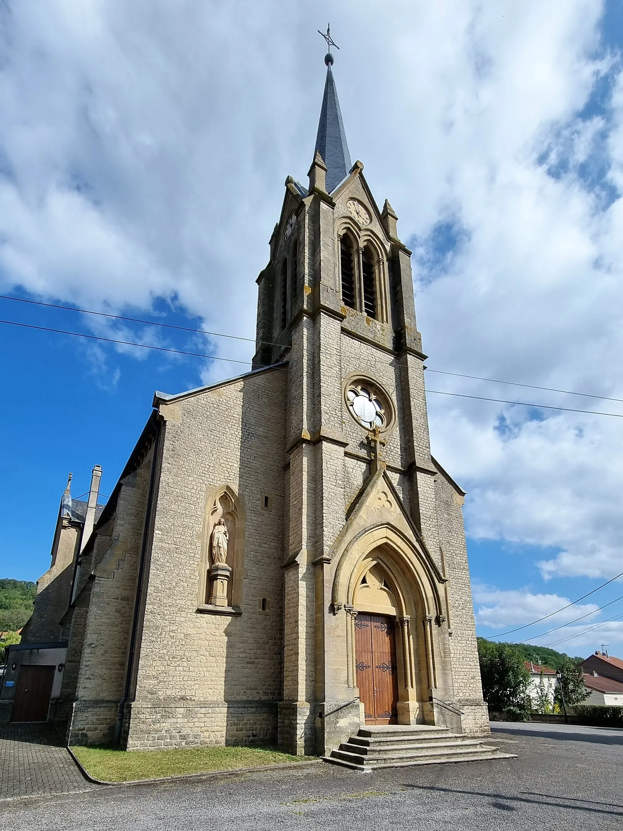 Photo showing: Contz-les-Bains, commune française dans le département de la Moselle. L'église Saint-Jean-Baptiste.