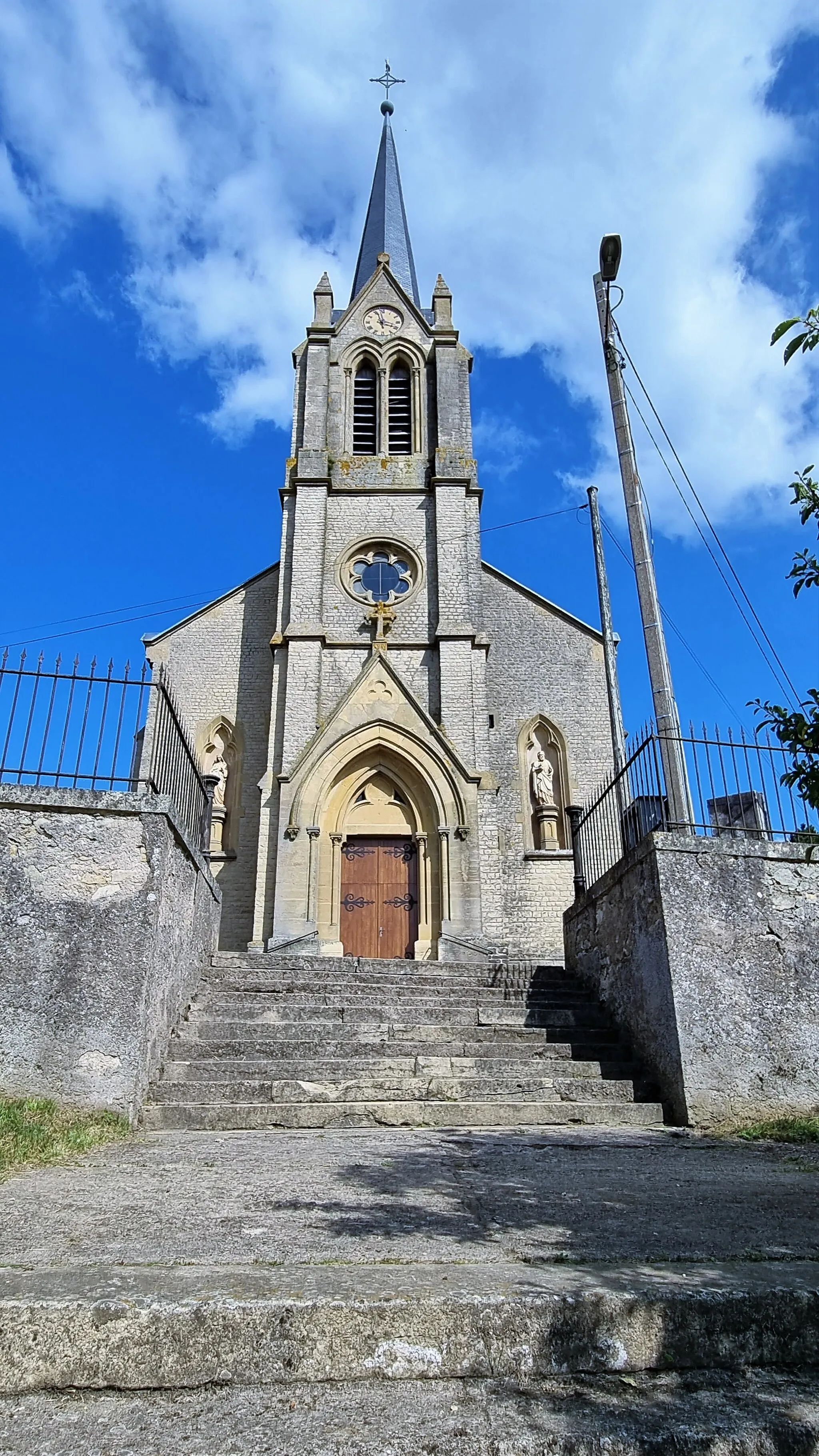 Photo showing: Contz-les-Bains, commune française dans le département de la Moselle. L'église Saint-Jean-Baptiste.