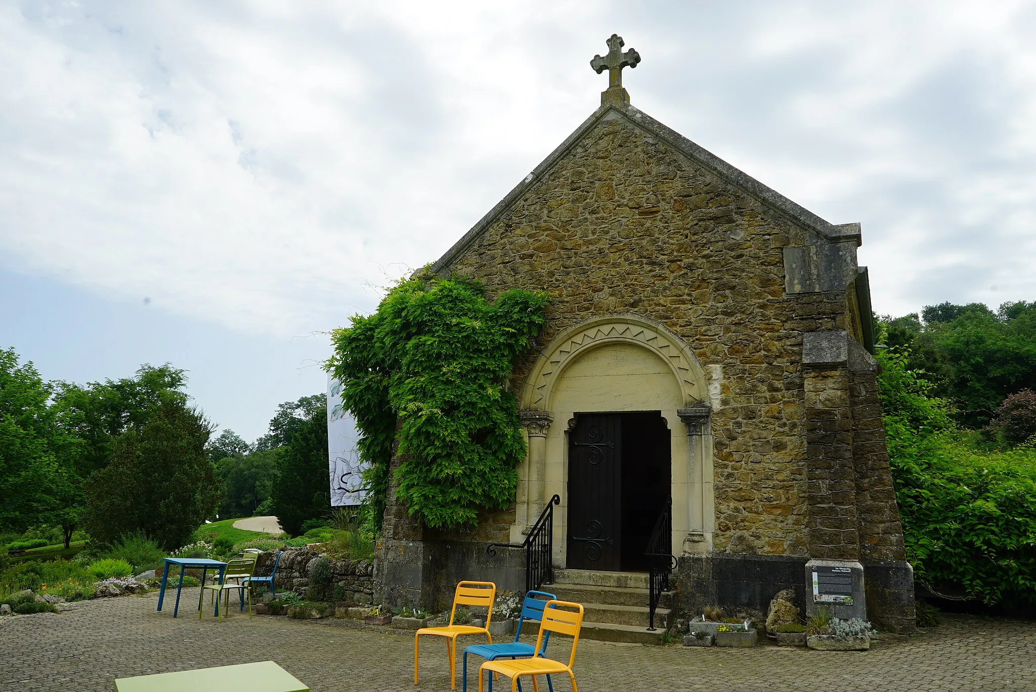 Photo showing: chapelle Sainte-Valérie du Montet et alpinium.