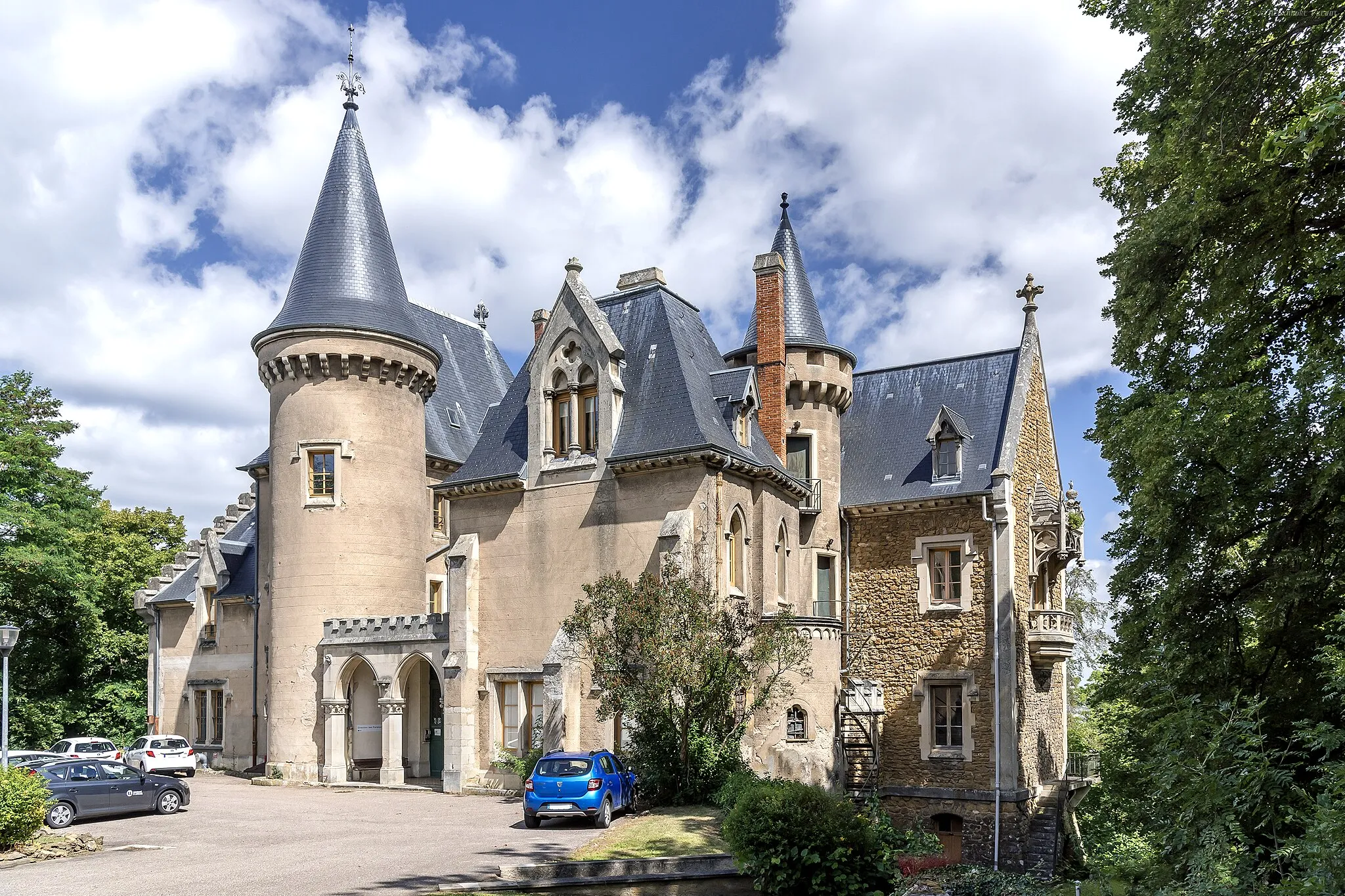 Photo showing: En 1527, le Duc de Lorraine Antoine donne ce domaine à son médecin, Jean Geoffroy. Celui-ci fait construire une demeure de style gothique, avec une chapelle dont le clocher portait la date de 1600. À la Révolution, le domaine change plusieurs fois de mains et le château du XVIᵉ siècle est démoli pour être remplacé par une construction néo-gothique, en 1872.
Pays : France 🇫🇷
Région : Grand Est (Lorraine)
Département : Meurthe-et-Moselle (54)
Ville : Vandœuvre-lès-Nancy (54500)
Quartier : Brabois
Adresse : rue du Doyen Roubault
Fonction : Éducation
Style : Néo-gothique
Construction : 1871 → 1872
Niveaux : R+2

Hauteur : ≈19.00 m