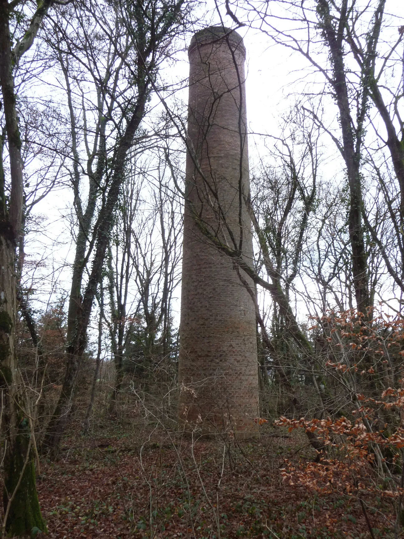 Photo showing: Wetterkamin zur Be-/Entlüftung des Silwinger Tunnels. Auf französischem Gebiet, obwohl beide Tunnelenden in Deutschland liegen.