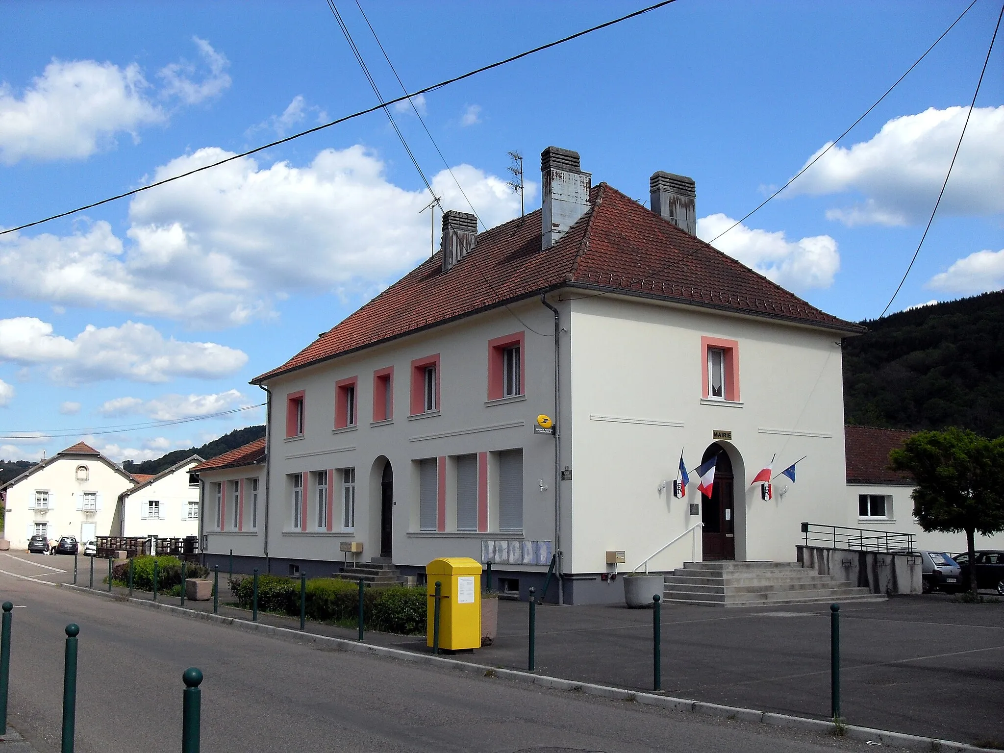 Photo showing: La mairie de la Longine