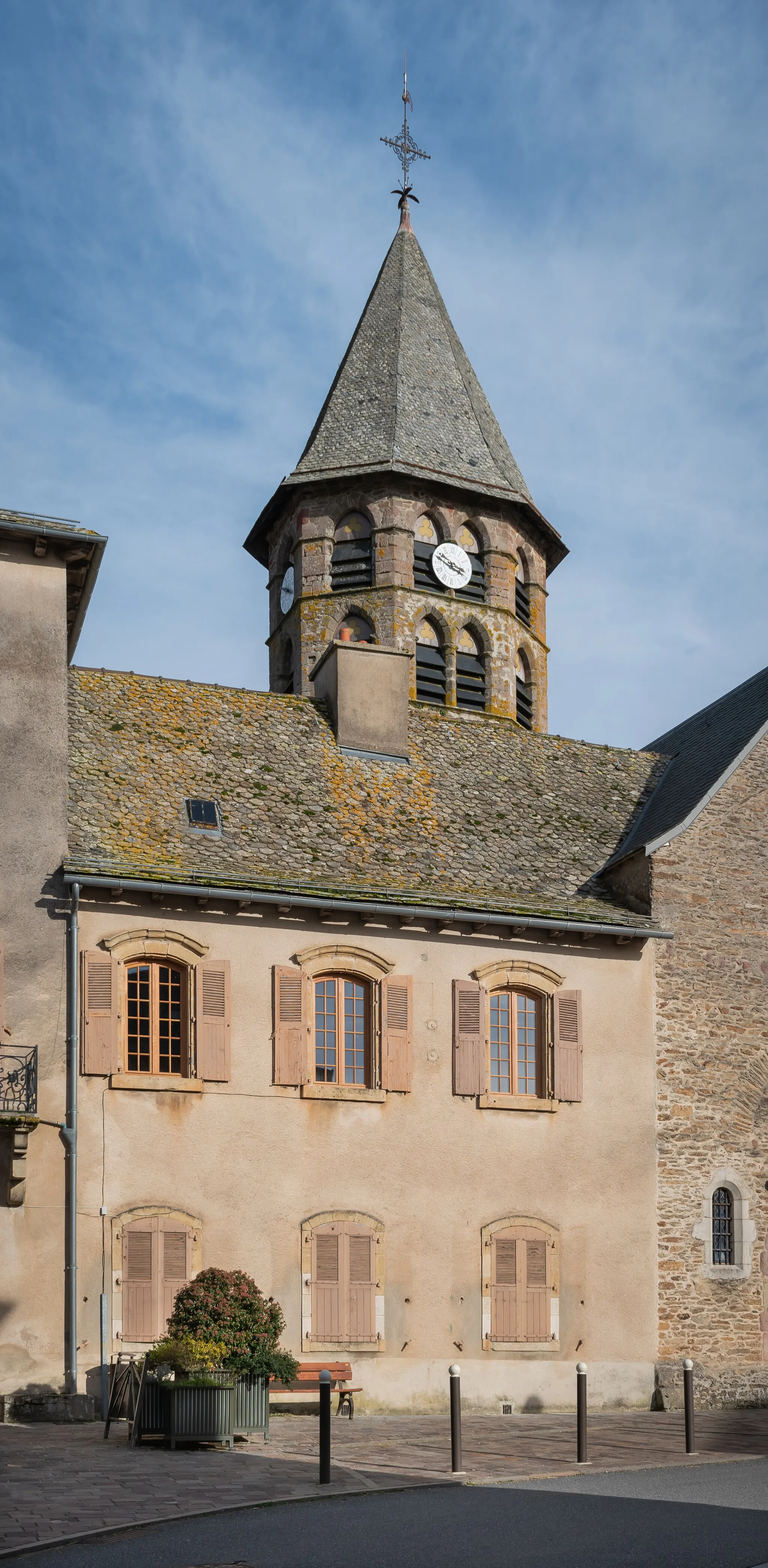 Photo showing: Presbytery in Ceignac (bell tower of the Our Lady basilica in the backgronud), commune of Calmont, Aveyron, France
