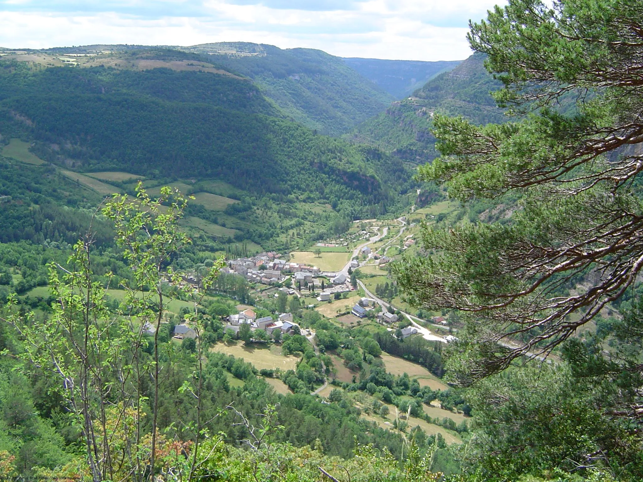 Photo showing: Le village français de Trèves dans le fr:Gard

2005. Cevenol2