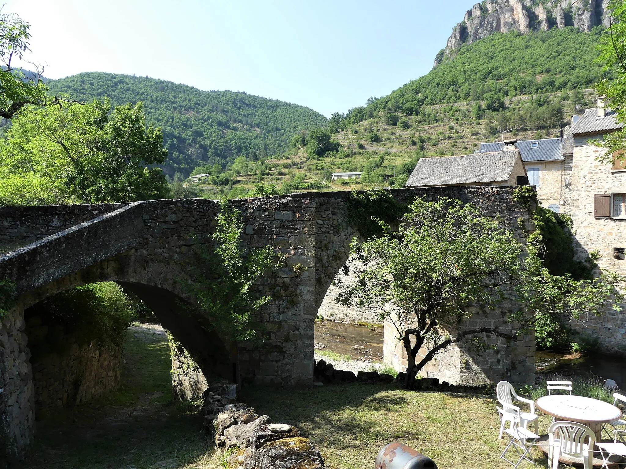 Photo showing: Le pont Vieux de Trèves sur le Trèvezel, Gard, France. Vue prise depuis l'amont.