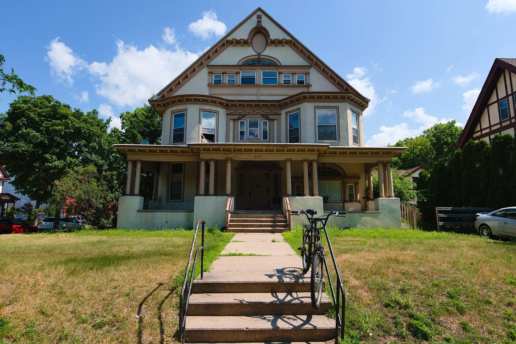 Photo showing: John E. Lockwood House (built in 1893) in the neighborhood of Marcy-Holmes in the University community.
Minneapolis is split into 11 communities which are split into 86+ neighborhoods. My goal in 2022 is to take photos in all neighborhoods in Mpls in roughly alphabetical order.

2022-07-20 This is licensed under the Creative Commons Attribution License. Give attribution to: Fibonacci Blue