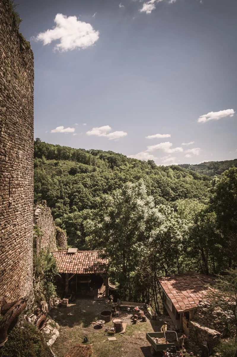 Photo showing: Vue des vestiges du château de la Roque dans la vallée du Dadou, à Terre-de-Bancalié (Occitanie)