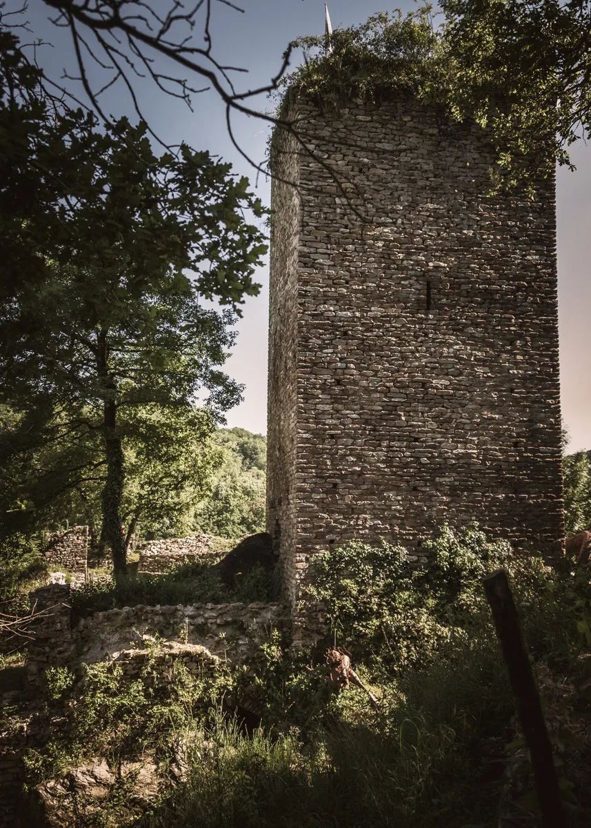 Photo showing: Tour de 15 m du château de la Roque à Terre-de-Bancalié (Occitanie)