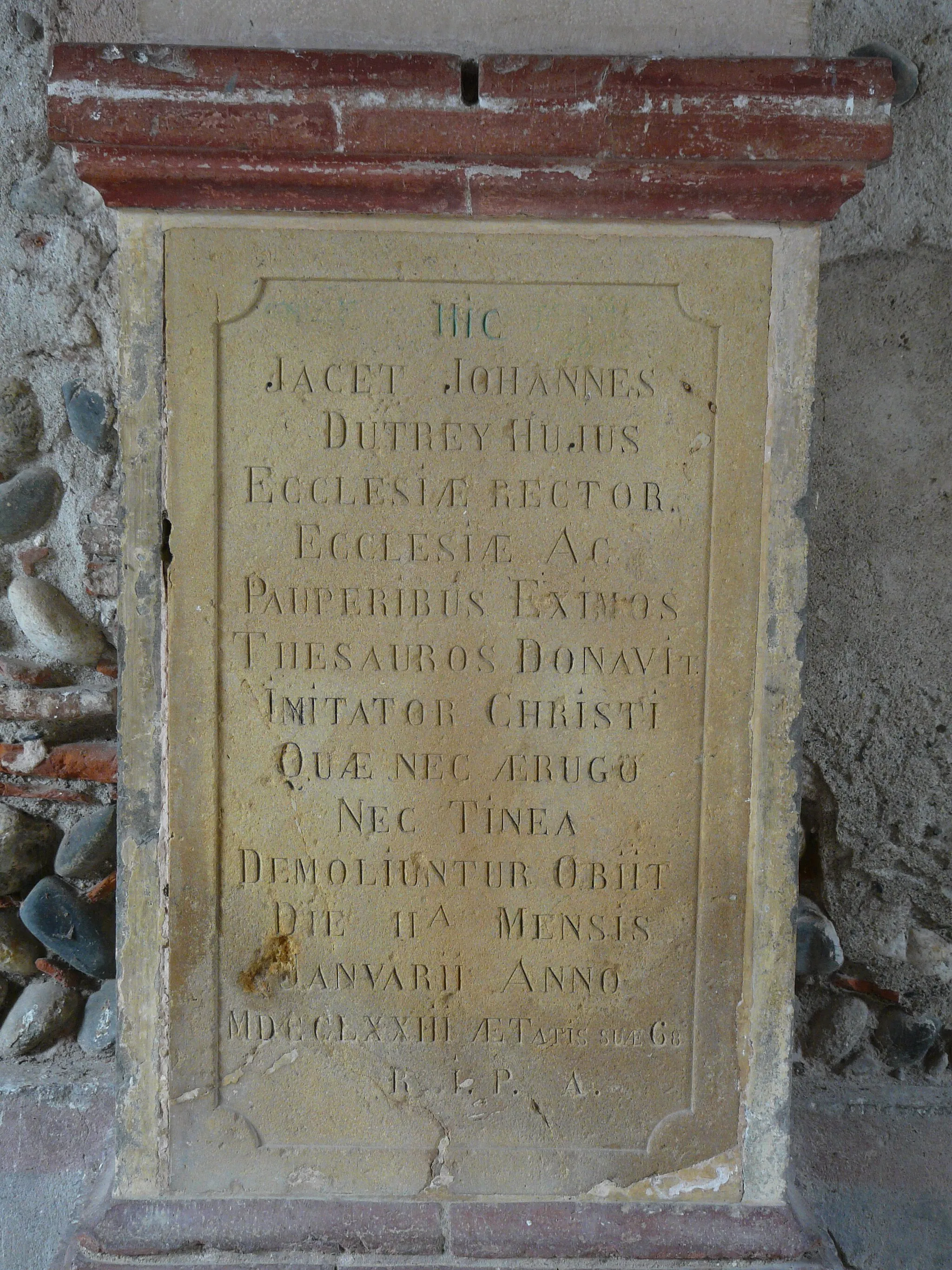 Photo showing: Tombe de Jean Dutrey. Piédestal de la croix située sous le porche de l'église Saint-Laurent de Carbonne, Haute-Garonne, France.