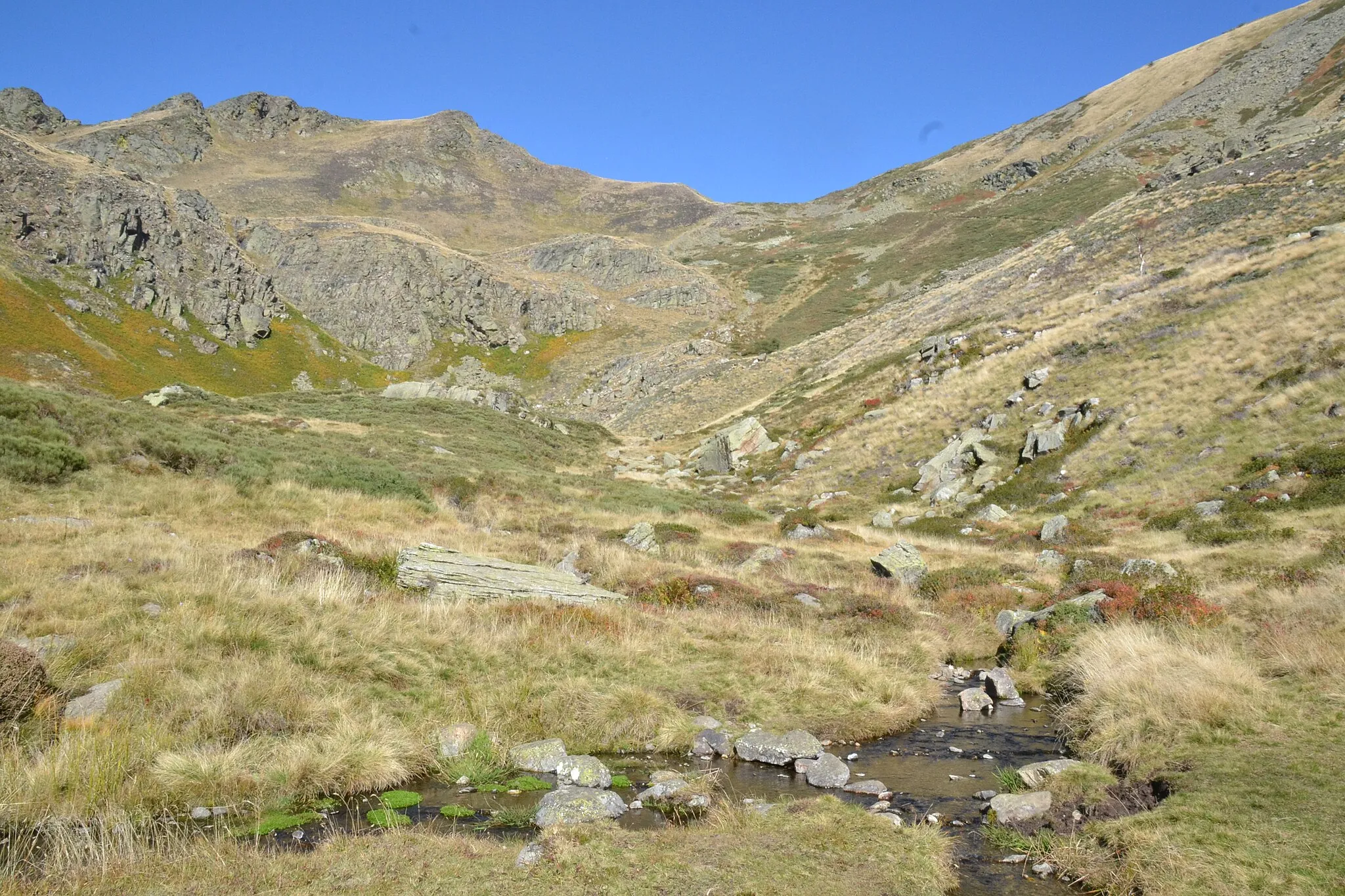 Photo showing: Cirque au nord de l'étang d'Appy (Appy, Ariège, France).