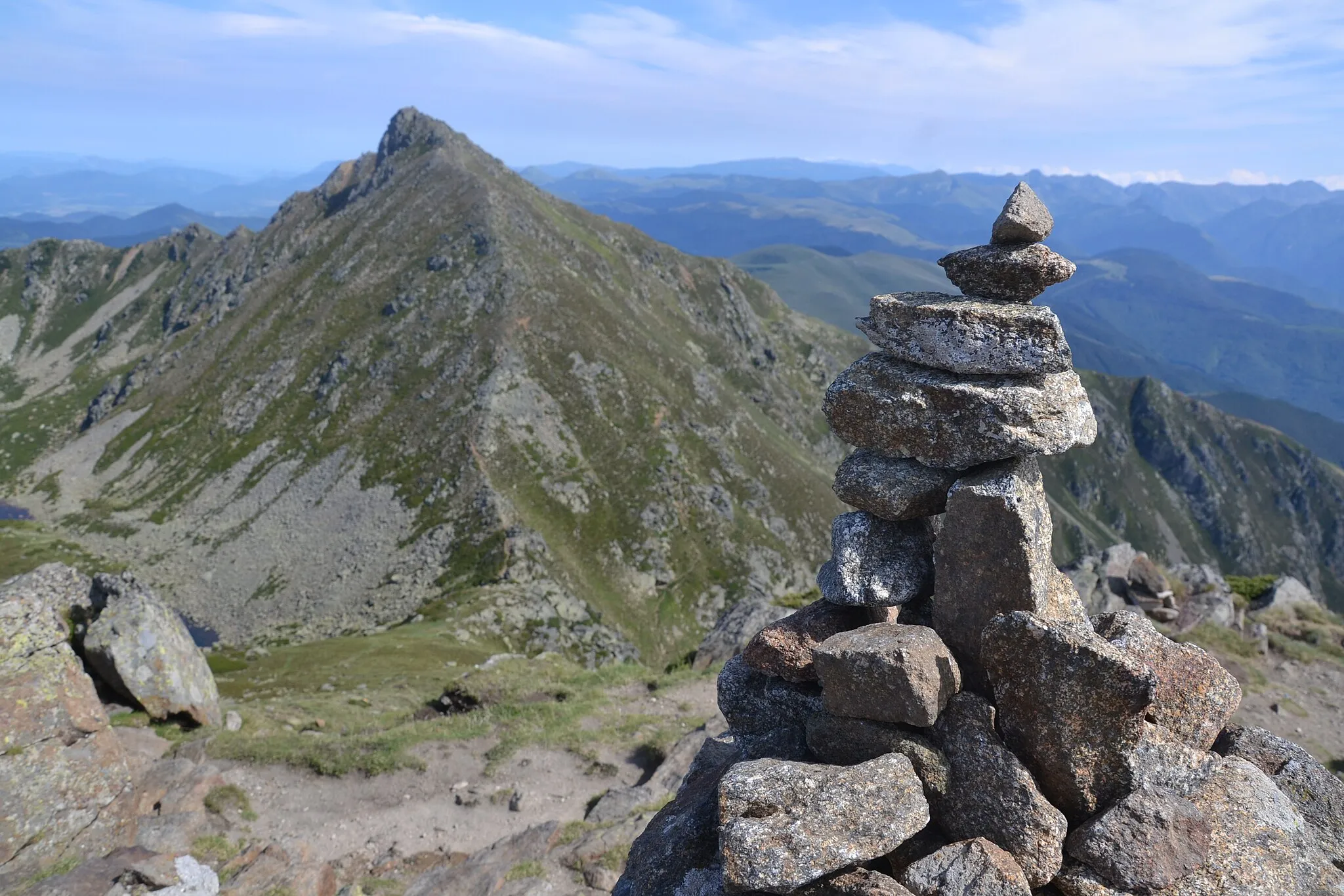 Photo showing: Cairn au sommet du pic de Saint-Barthélemy (2 348 m), dans le massif de Tabe (Ariège, France). Au fond, le pic de Soularac (2 368 m).