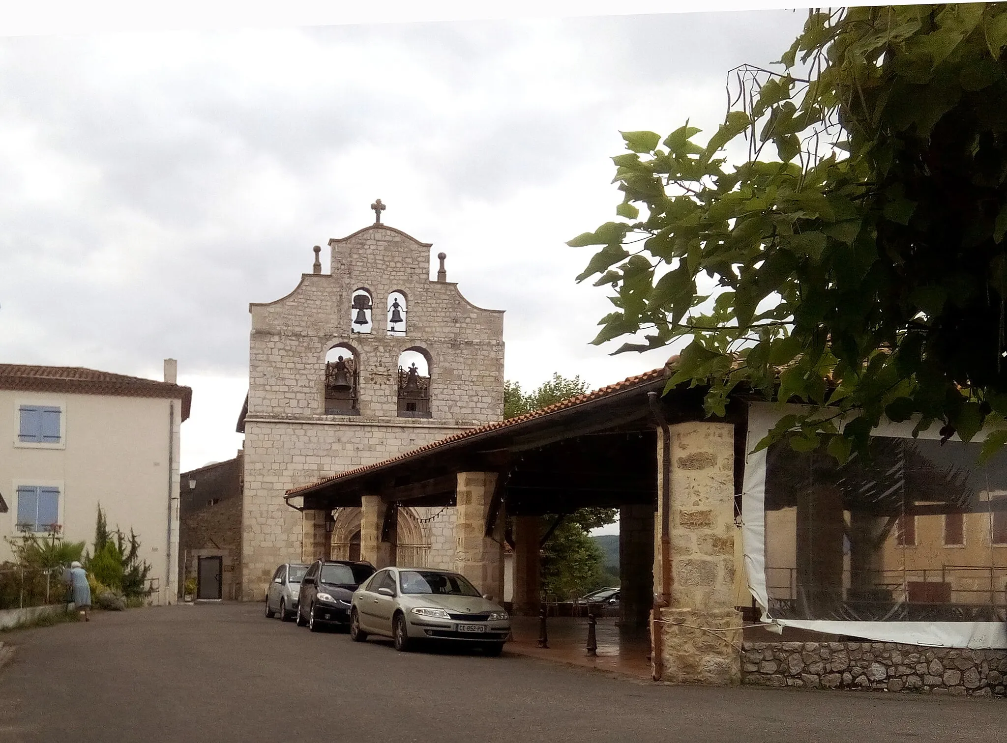 Photo showing: Halle et église de Fabas (Ariège)