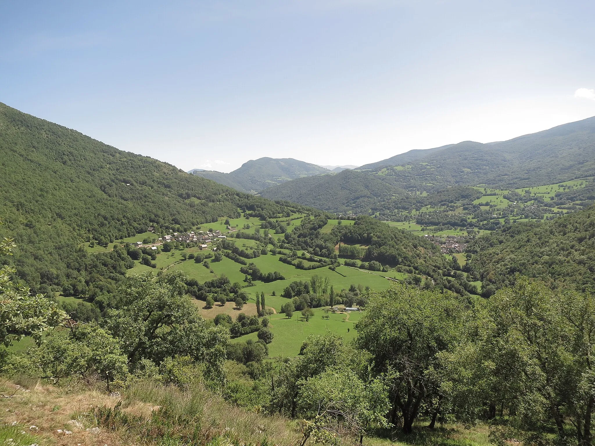 Photo showing: Balaguères (Ariège, Midi-Pyrénées, France) - Agert (à gauche) et Alas (à droite) vus depuis Sainte-Catherine.
