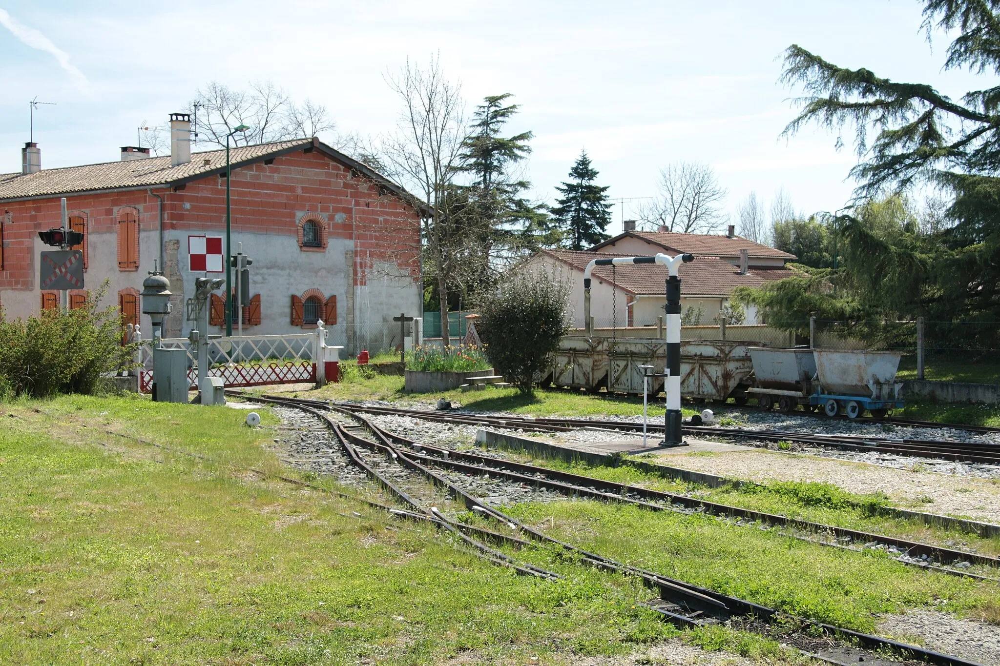 Photo showing: A narrow gauge system based on Decauville practice featuring two active steam locos and several diesels.
