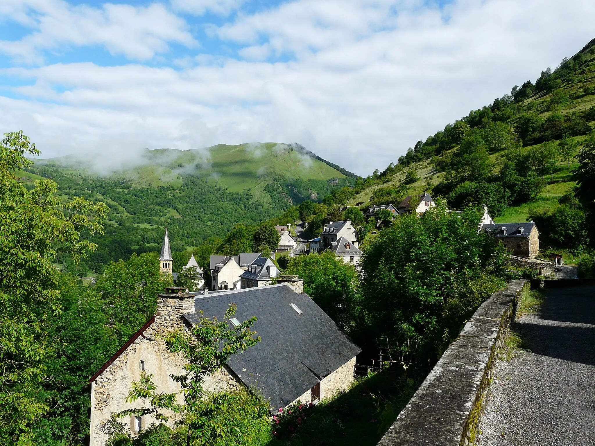 Photo showing: Le village de Saccourvielle vu depuis l'est, Haute-Garonne, France.