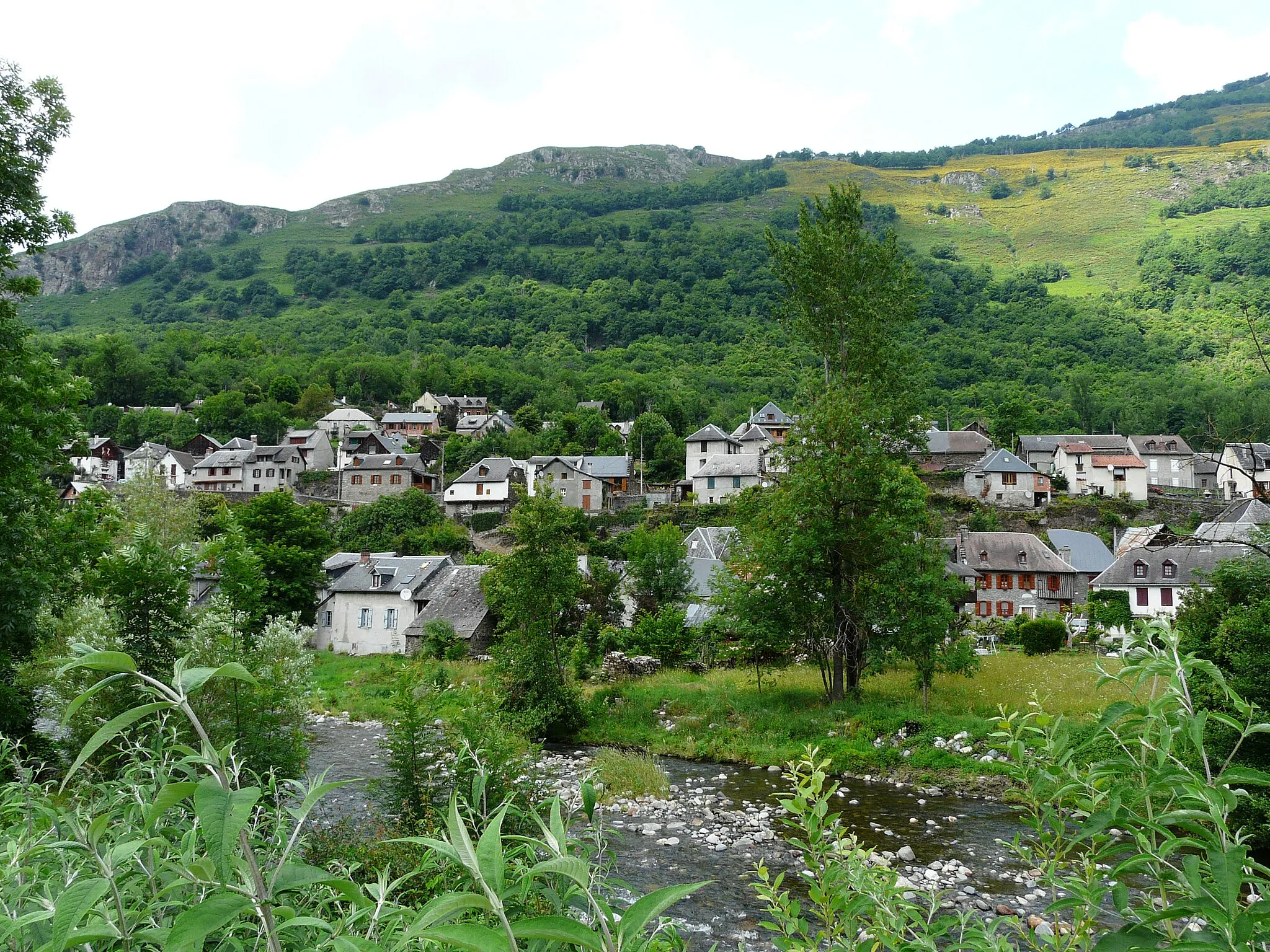 Photo showing: Le village de Fos au bord de la Garonne, Haute-Garonne, France.