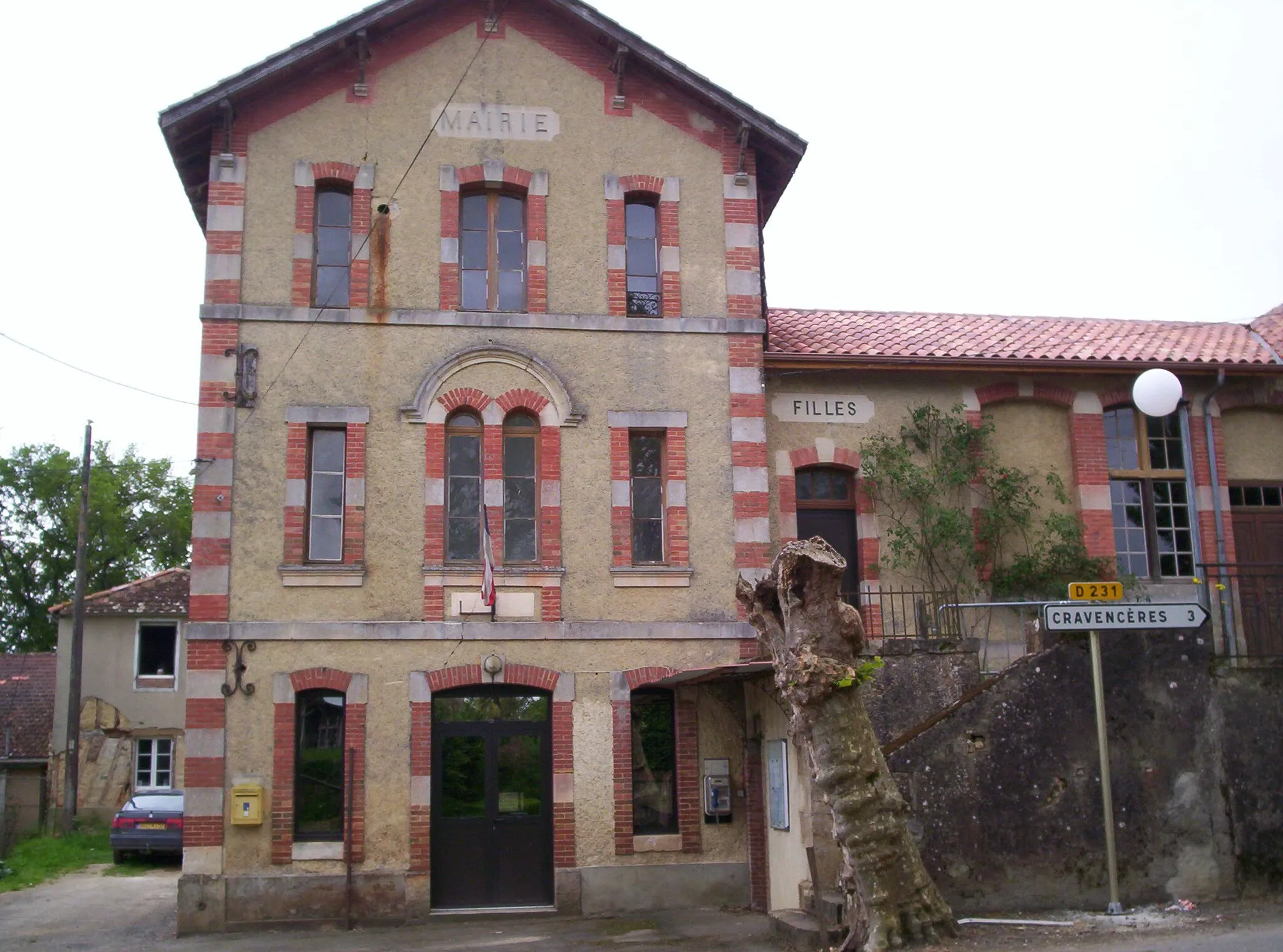 Photo showing: La mairie d'Espas au rez-de-chaussée, un appartement au-dessus et l'ancienne école, reconvertie en salle des fêtes, sur le côté.