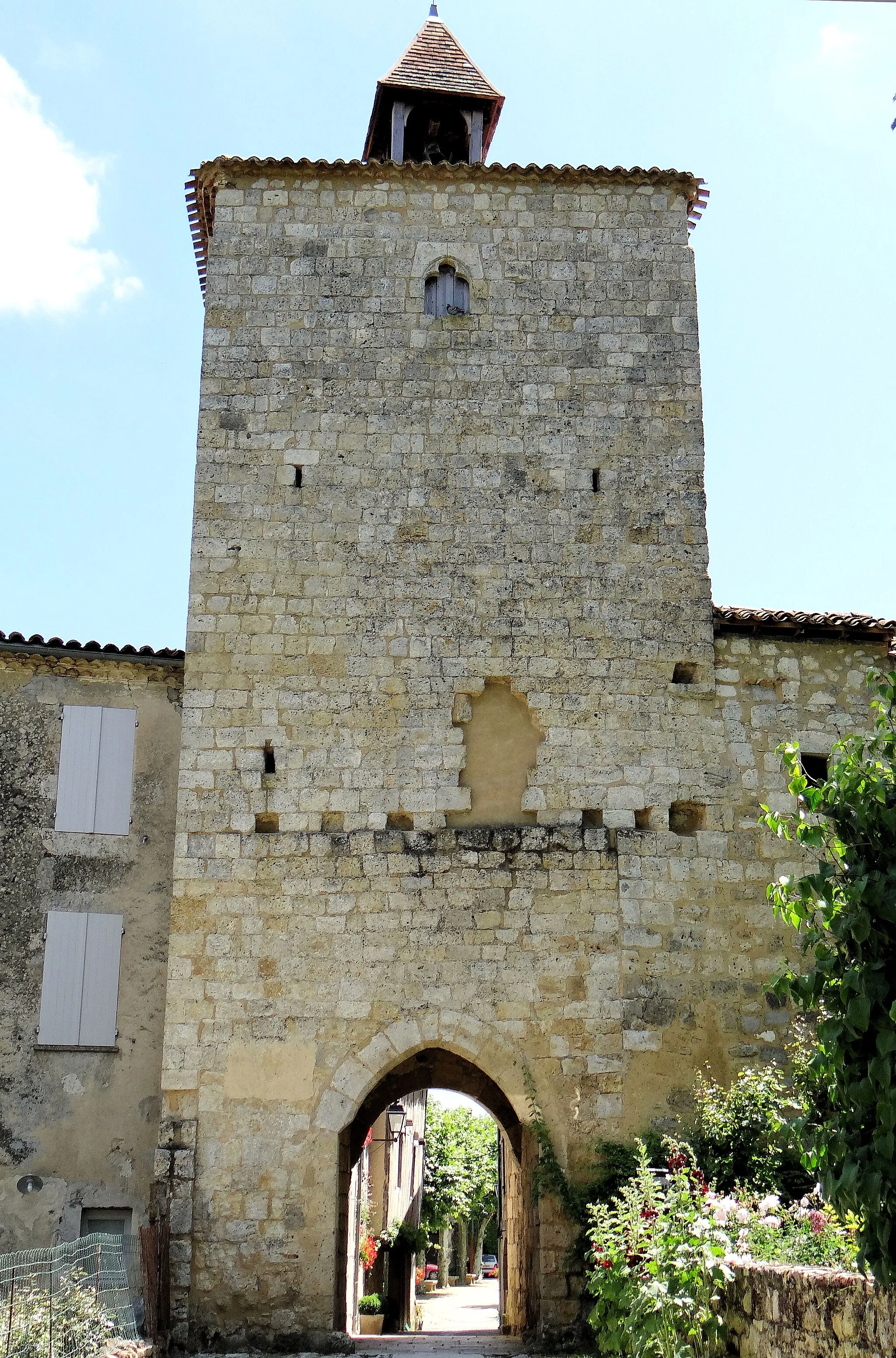 Photo showing: Fourcès - Porte de ville - Côté extérieur