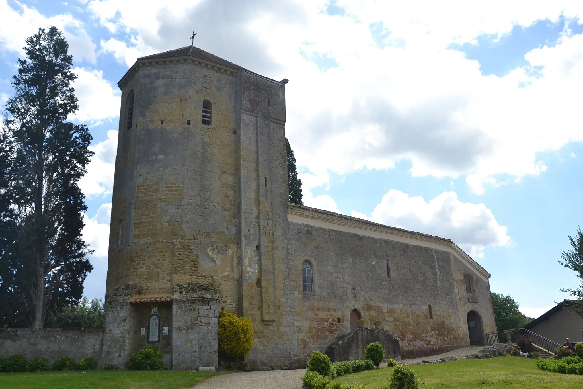Photo showing: église de Louslitges