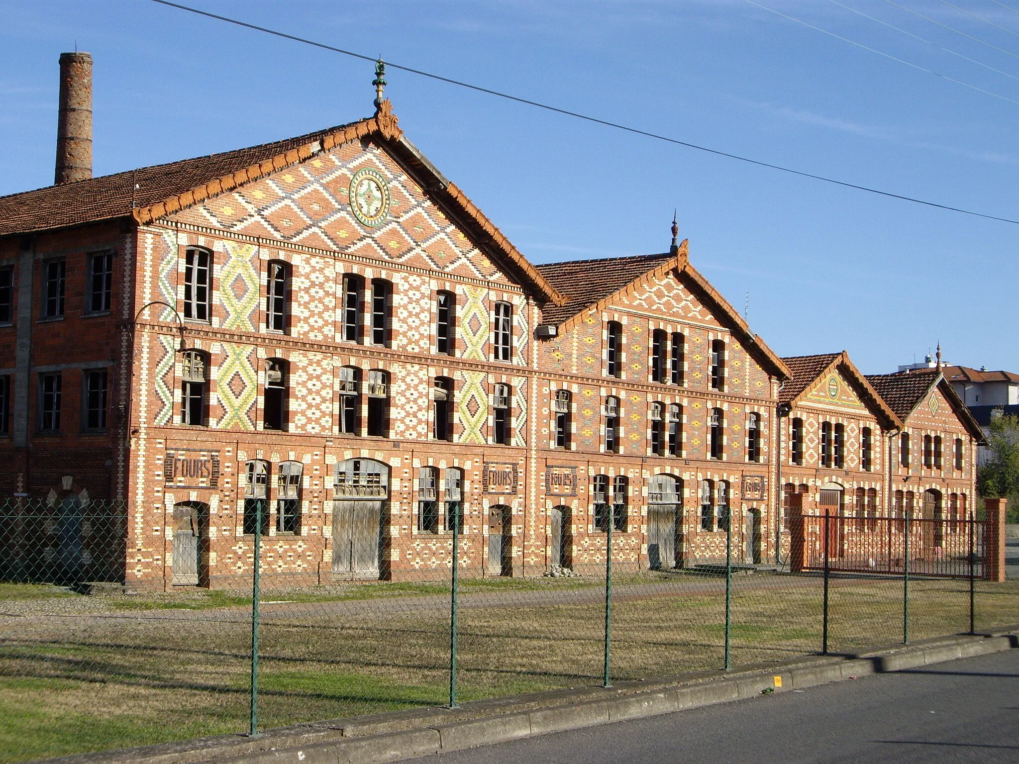 Photo showing: Fàbrica blanca i fàbrica roja Oustau