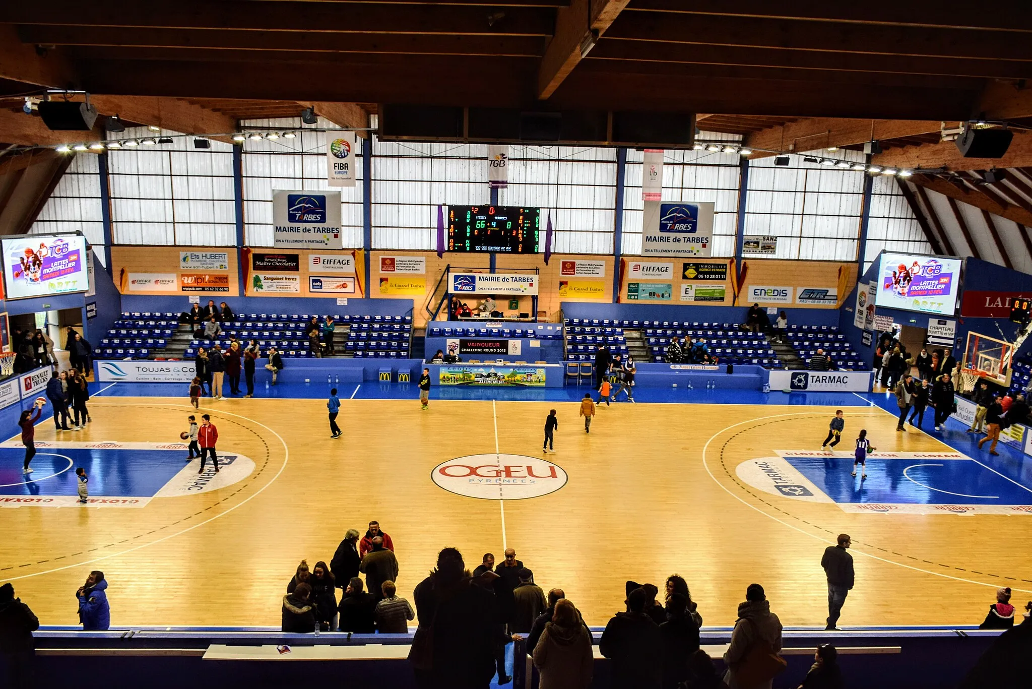 Photo showing: Indoor view of Palais des sports du quai de l’Adour in Tarbes.