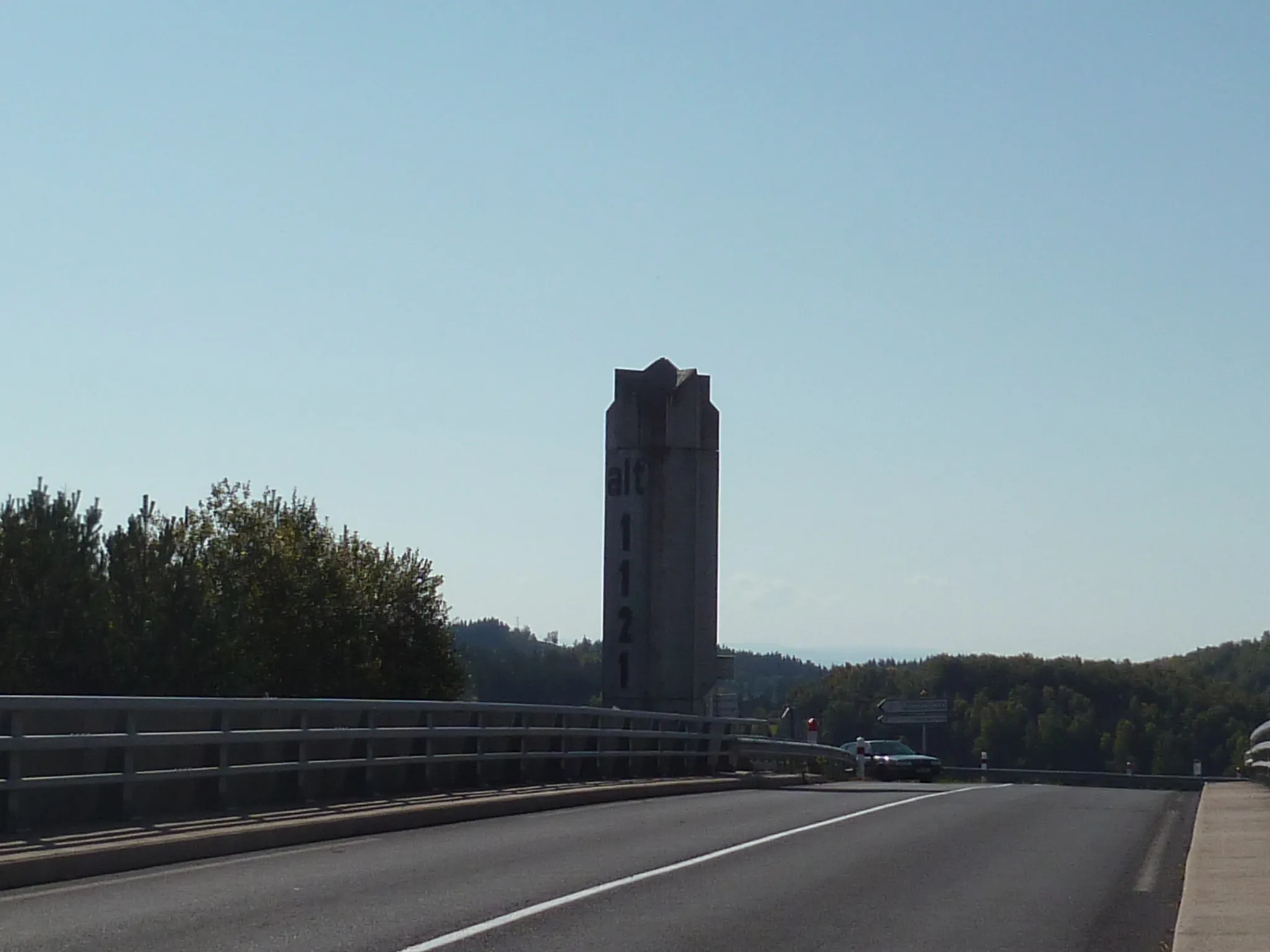 Photo showing: Borne du col des issartets au croisement entre l'autoroute et la départementale